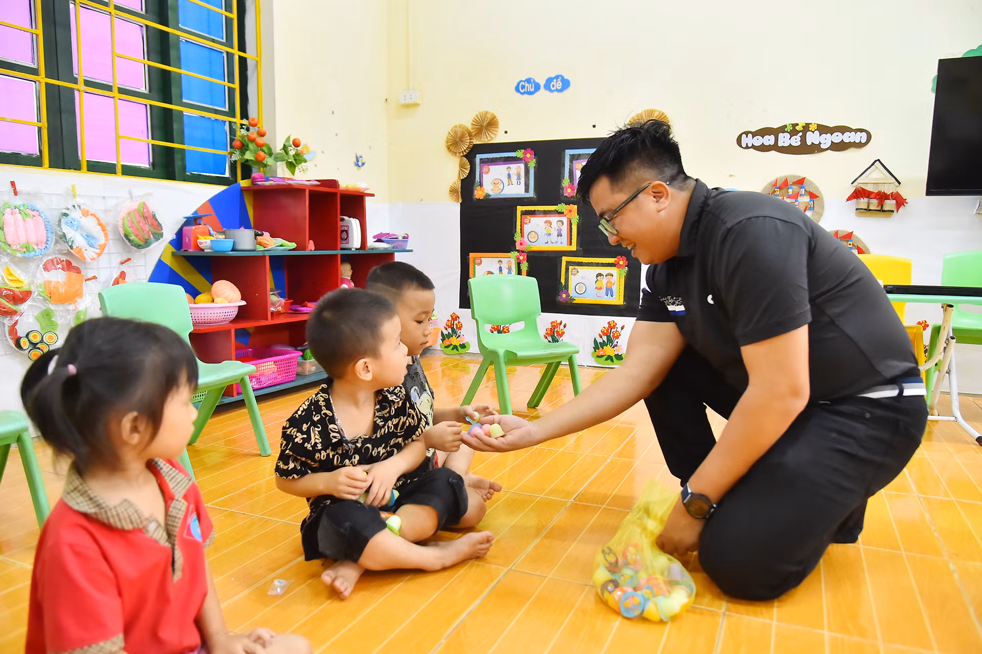 Đại diện các doanh nghiệp, nhà hảo tâm trao quà, tặng các em học sinh Trường mầm non Hợp Thành.