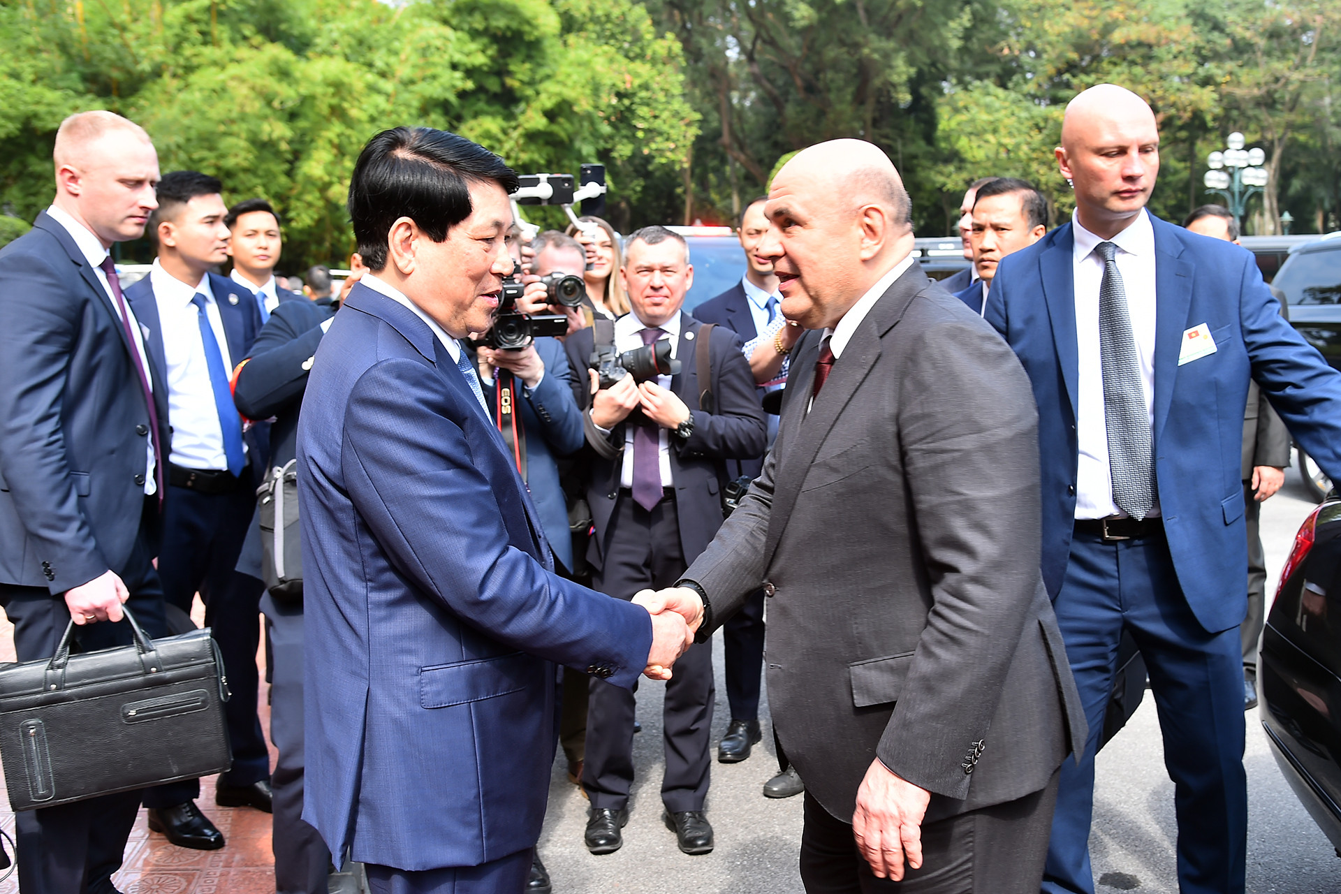 Chủ tịch nước Lương Cường tiễn Thủ tướng Nga Mikhail Vladimirovich Mishustin sau buổi lễ.