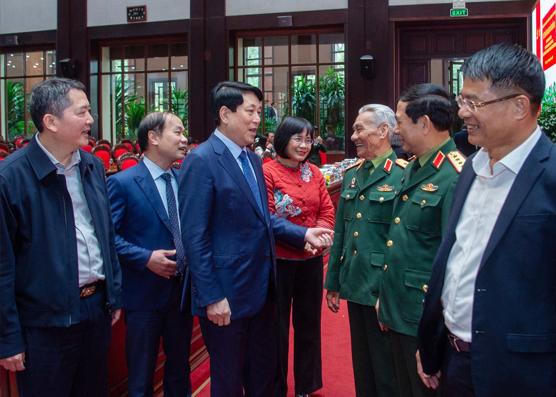 Chủ tịch nước Lương Cường trao đổi với các đại biểu tại hội thảo.