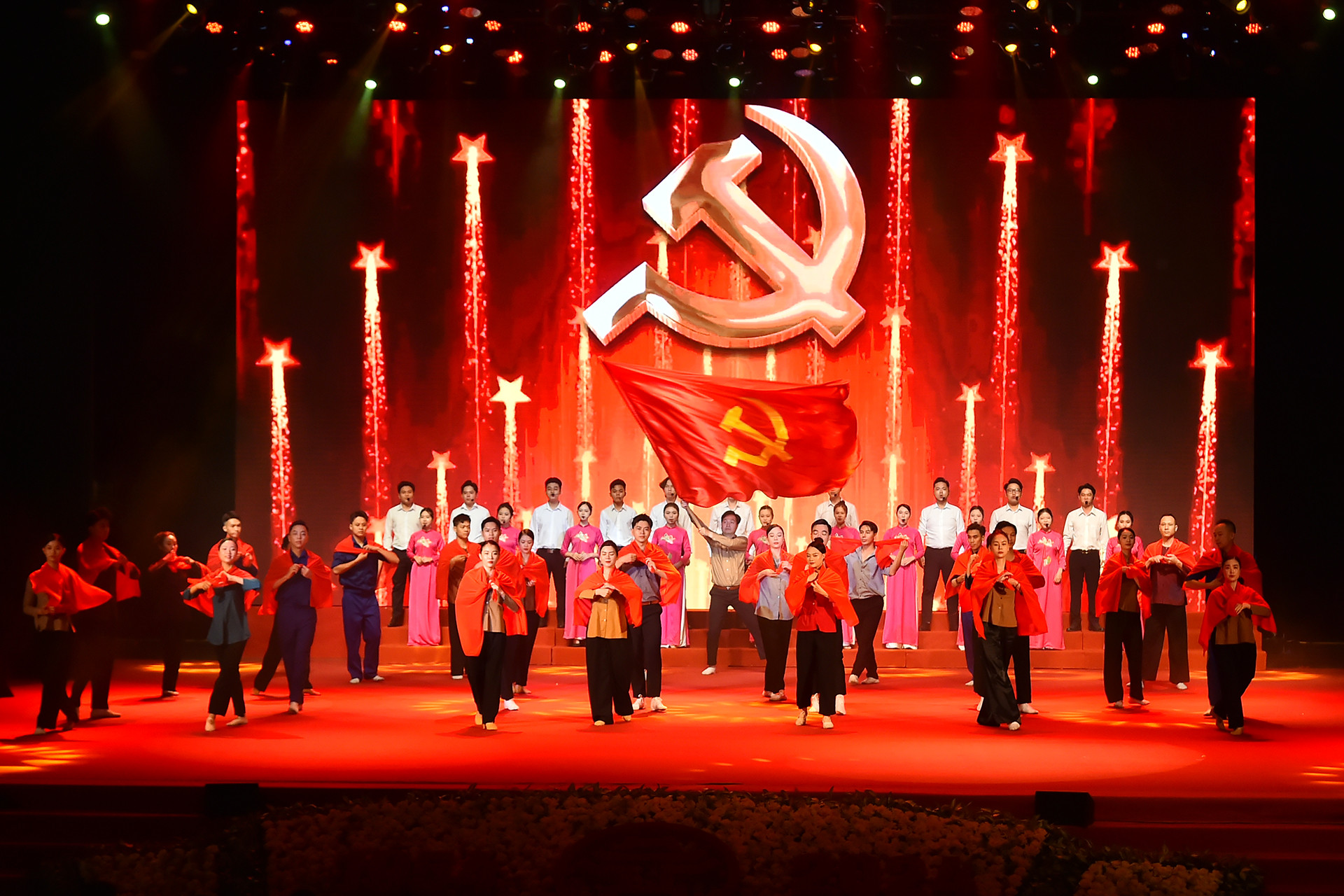 Tiết mục văn nghệ do các nghệ sĩ Nhà hát Ca múa nhạc Thăng Long trình diễn tại buổi gặp mặt, tri ân. Tiết mục văn nghệ do các nghệ sĩ Nhà hát Ca múa nhạc Thăng Long trình diễn tại buổi gặp mặt, tri ân.