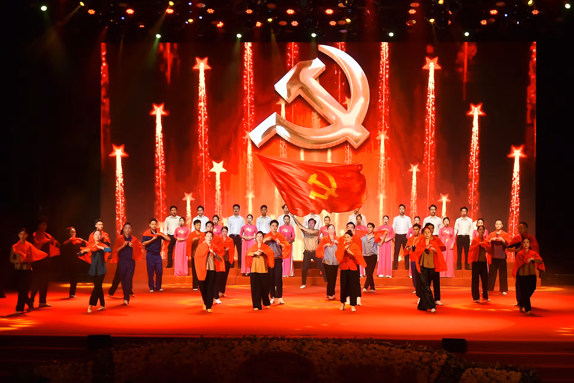 Tiết mục văn nghệ do các nghệ sĩ Nhà hát Ca múa nhạc Thăng Long trình diễn tại buổi gặp mặt, tri ân.