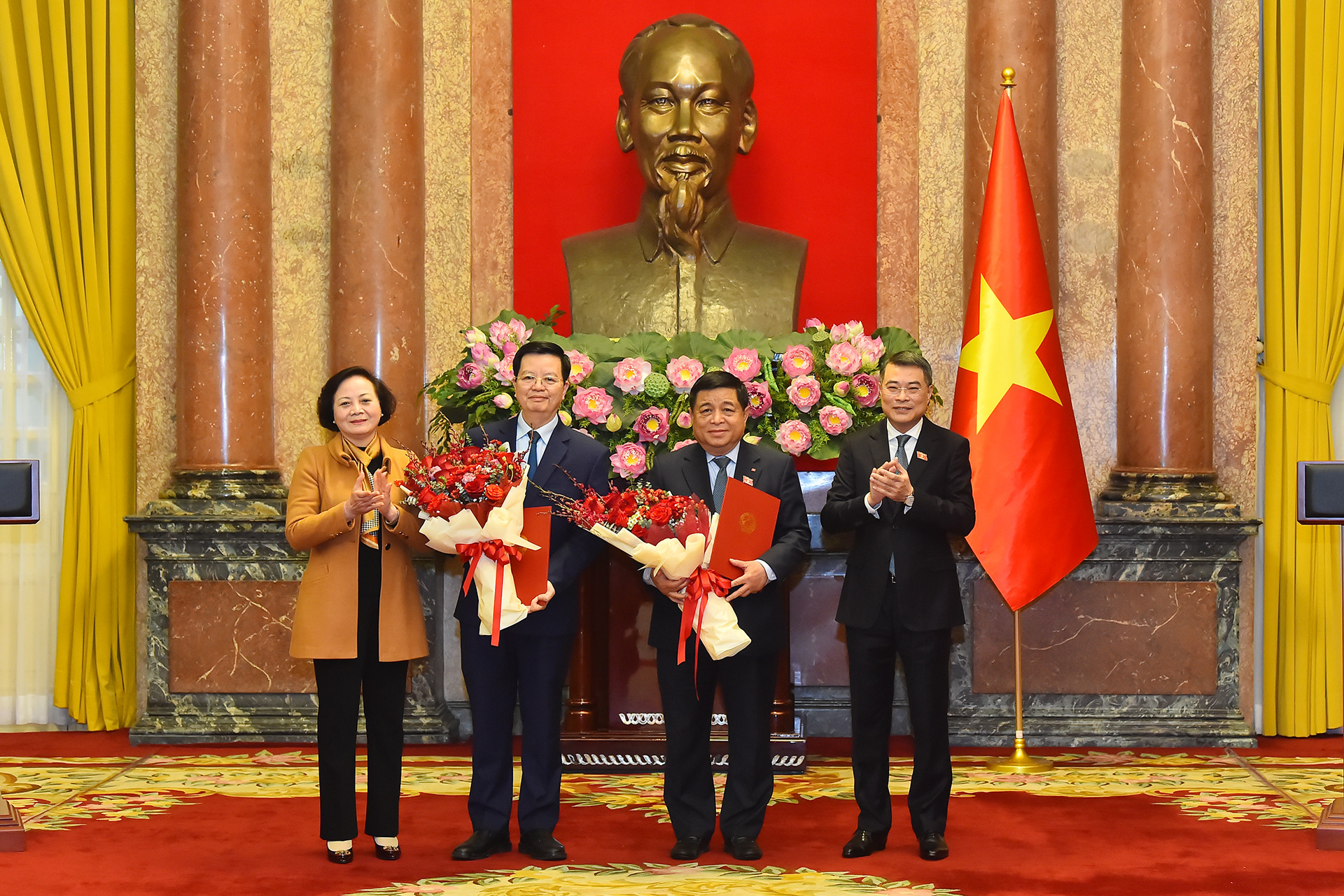 Trưởng Ban Tổ chức Trung ương Lê Minh Hưng và Bộ trưởng Nội vụ Phạm Thị Thanh Trà chúc mừng các Phó Thủ tướng: Nguyễn Chí Dũng và Mai Văn Chính.