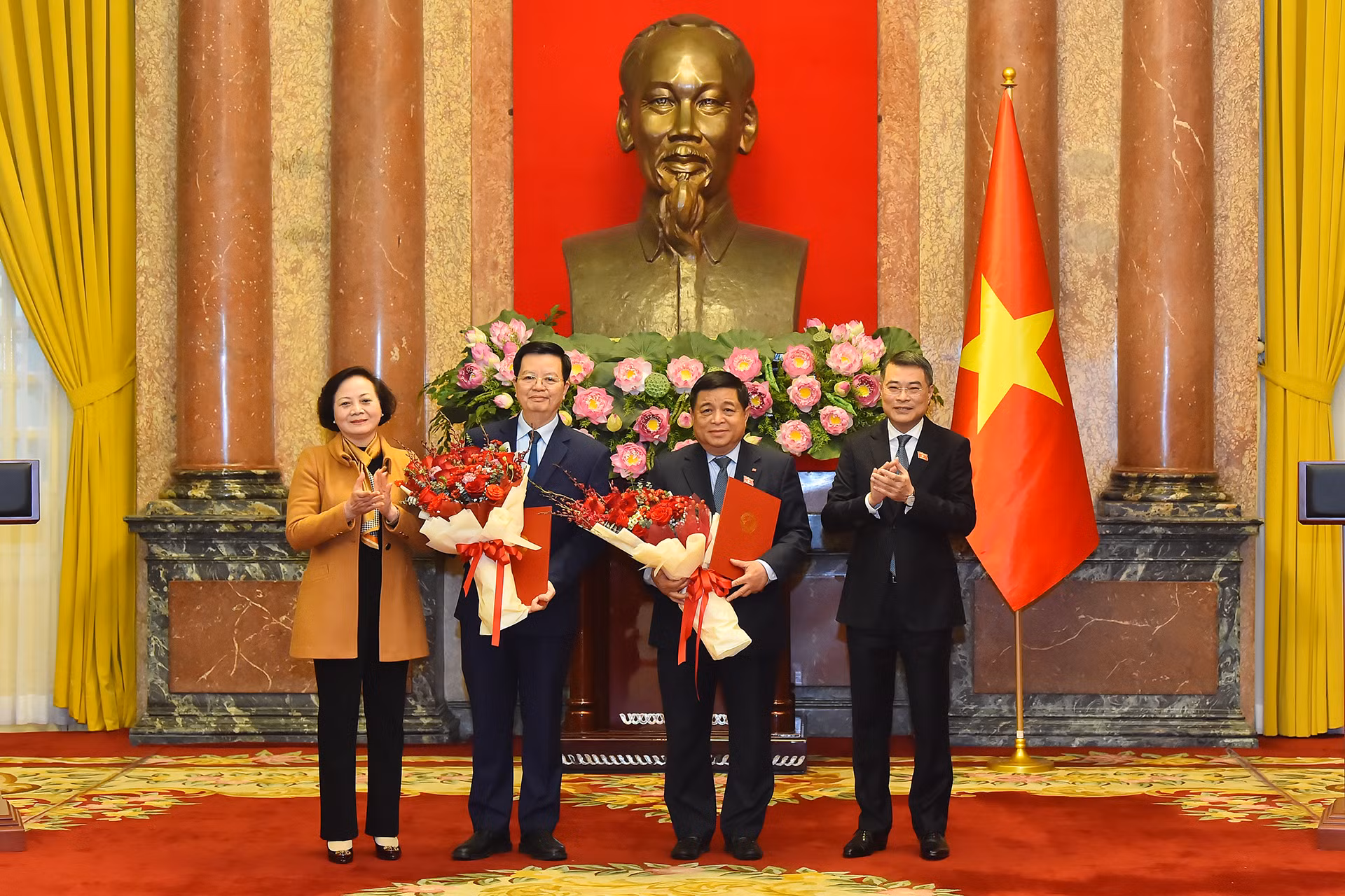 Trưởng Ban Tổ chức Trung ương Lê Minh Hưng và Bộ trưởng Nội vụ Phạm Thị Thanh Trà chúc mừng các Phó Thủ tướng: Nguyễn Chí Dũng và Mai Văn Chính.