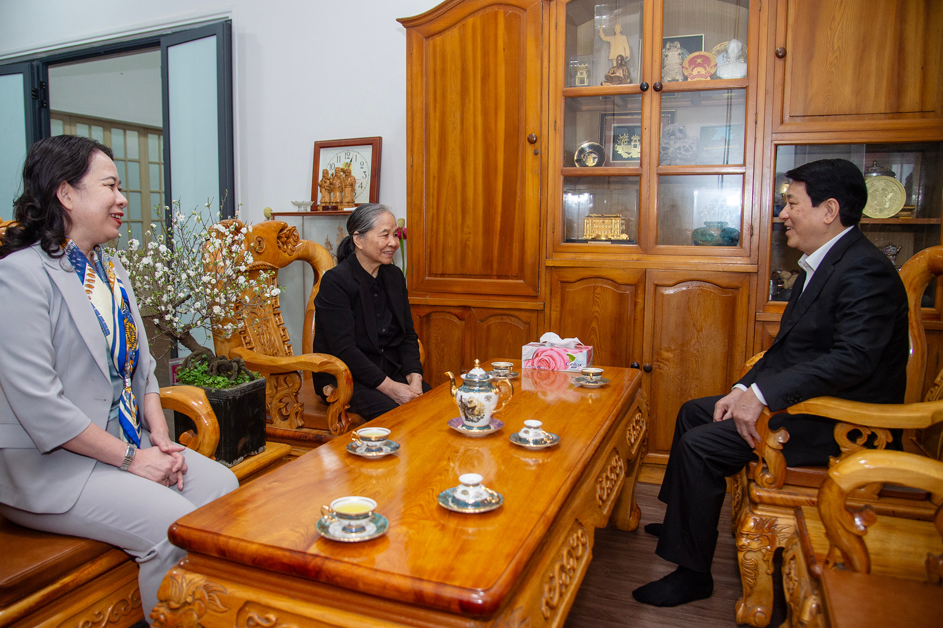 Chủ tịch nước Lương Cường, Phó Chủ tịch nước Võ Thị Ánh Xuân thăm hỏi Phu nhân cố Tổng Bí thư Nguyễn Phú Trọng Ngô Thị Mận.