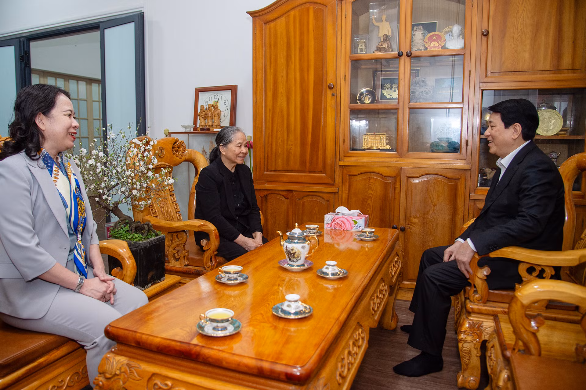 Chủ tịch nước Lương Cường, Phó Chủ tịch nước Võ Thị Ánh Xuân thăm hỏi Phu nhân cố Tổng Bí thư Nguyễn Phú Trọng Ngô Thị Mận.