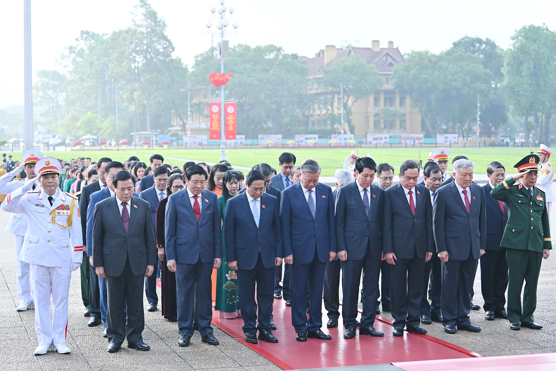 [Ảnh] Các đại biểu Quốc hội vào Lăng viếng Chủ tịch Hồ Chí Minh ảnh 3