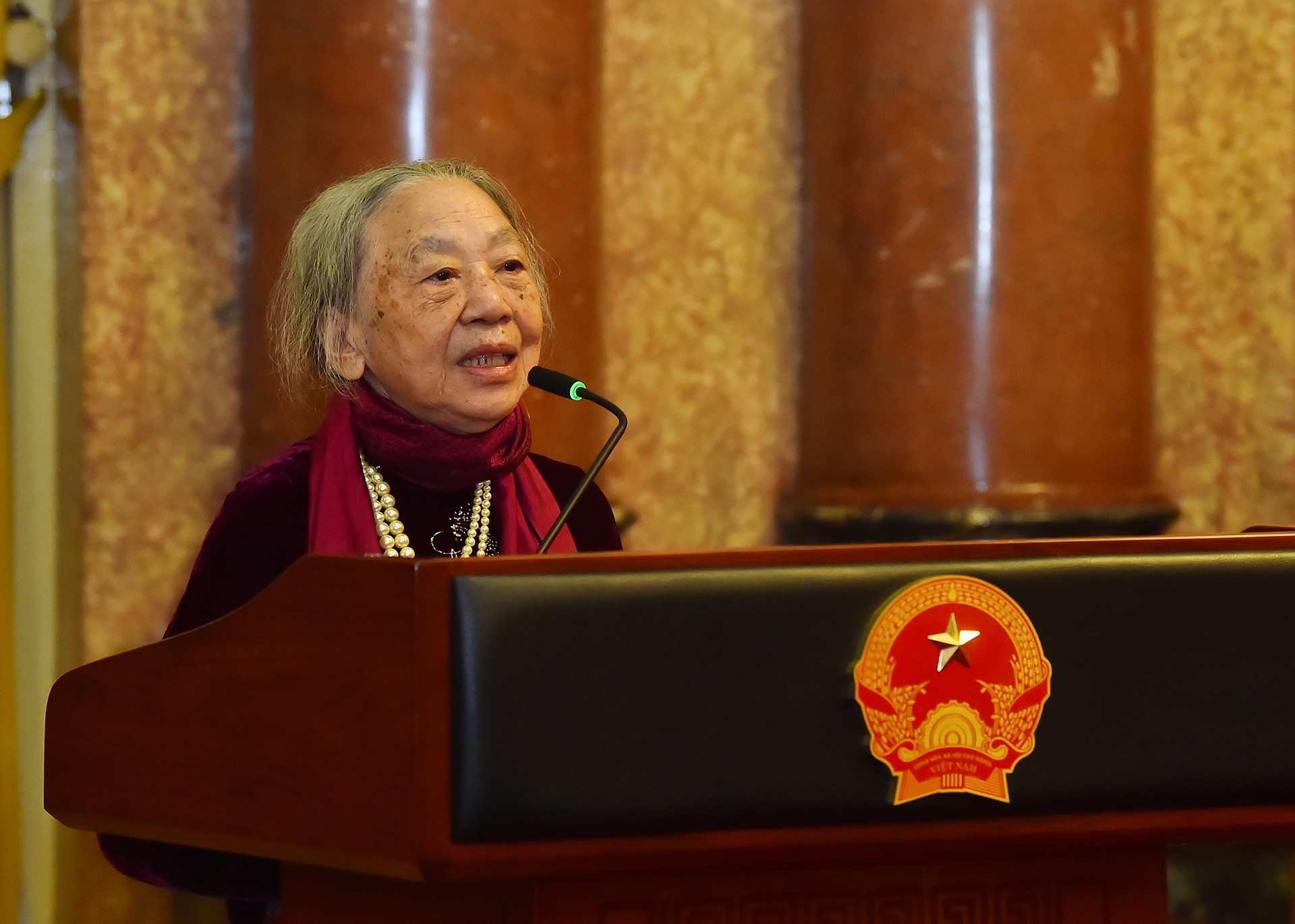 Y tá Nguyễn Thị Kim Lai, nhân vật lịch sử thời kỳ kháng chiến chống Mỹ, cứu nước phát biểu tại buổi gặp mặt.