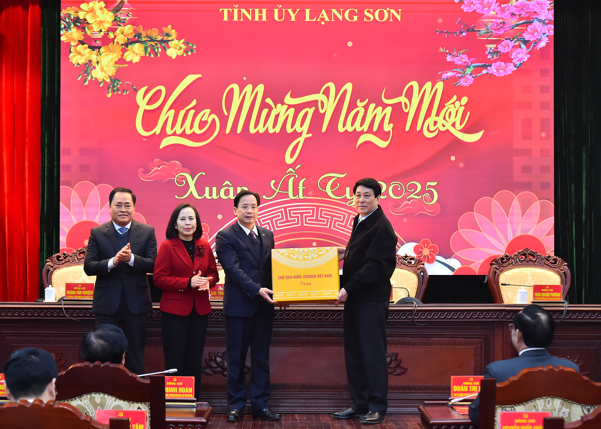 Chủ tịch nước Lương Cường trao quà, tặng Ban Thường vụ Tỉnh ủy Lạng Sơn nhân dịp đầu Xuân. (Ảnh: Thủy Nguyên)