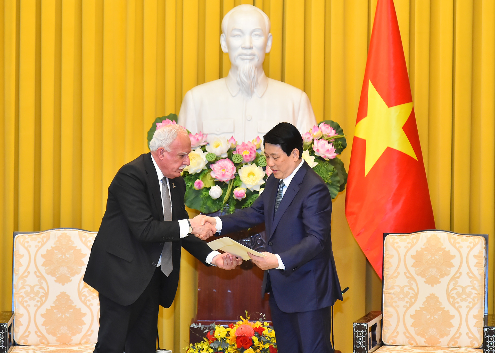 Ông Riad Malki trình thư của Tổng thống Palestine Mahmoud Abbas gửi Chủ tịch nước Lương Cường.