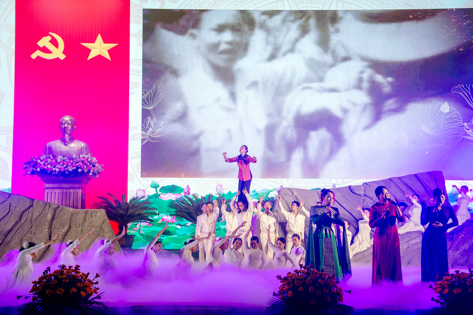 Tiết mục văn nghệ chào mừng hội thảo.