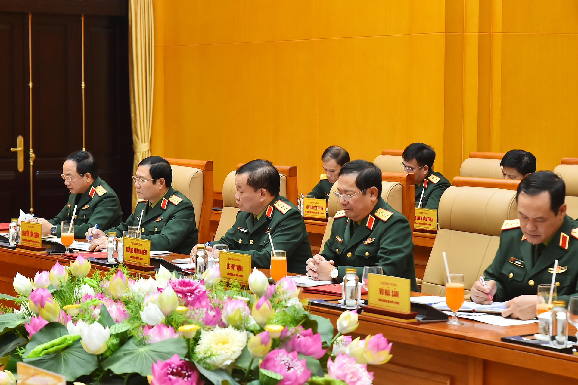 Các đồng chí lãnh đạo Bộ Quốc phòng tham dự buổi làm việc.