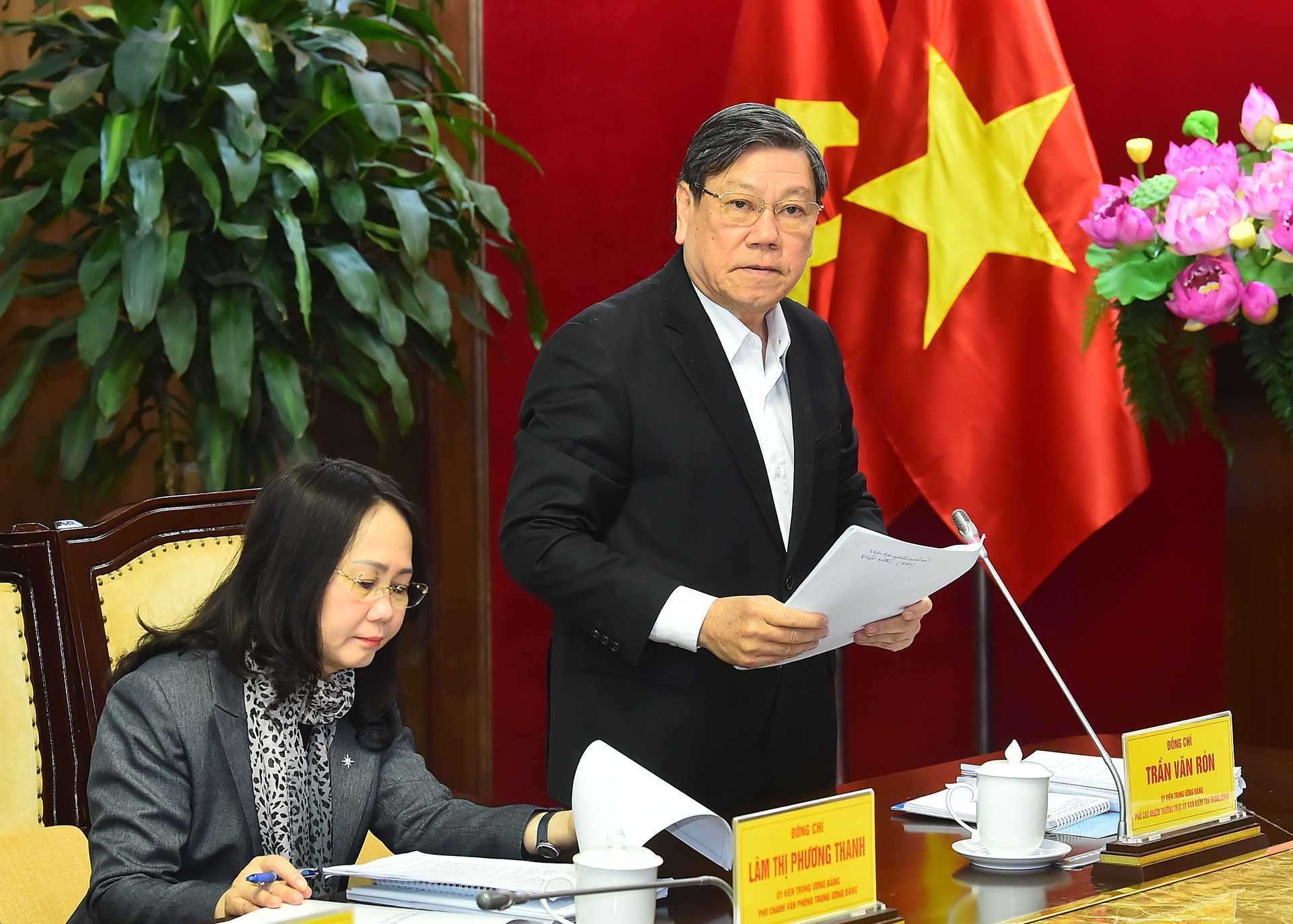 Đồng chí Trần Văn Rón, Ủy viên Trung ương Đảng, Phó Chủ nhiệm Thường trực Ủy ban Kiểm tra Trung ương, Phó Trưởng đoàn Thường trực Đoàn kiểm tra số 1907 trình bày Dự thảo Báo cáo kết quả kiểm tra đối với Ban Thường vụ Tỉnh ủy Quảng Ninh.