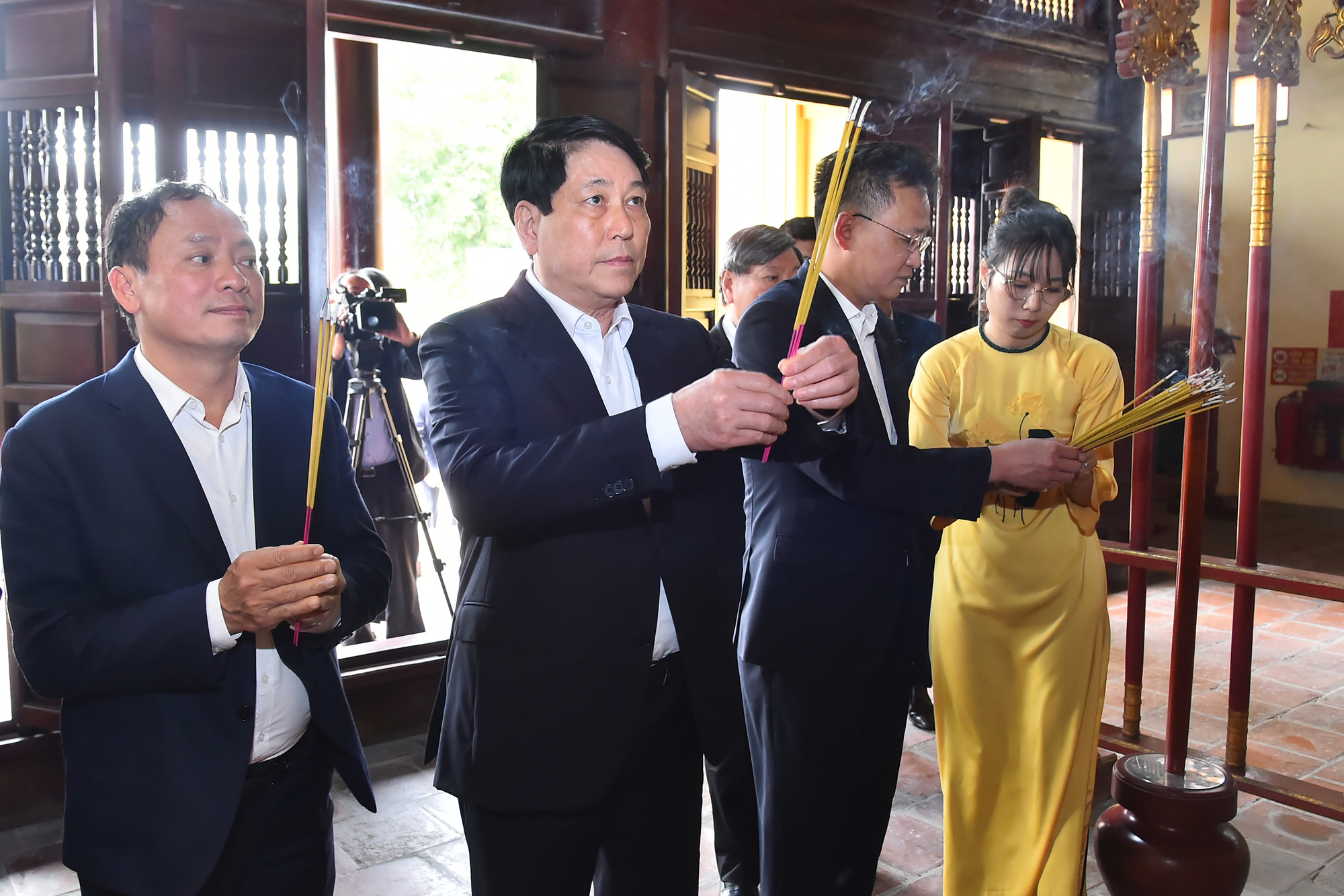 Chủ tịch nước Lương Cường dâng hương tưởng nhớ Tổng Bí thư Nguyễn Văn Linh.