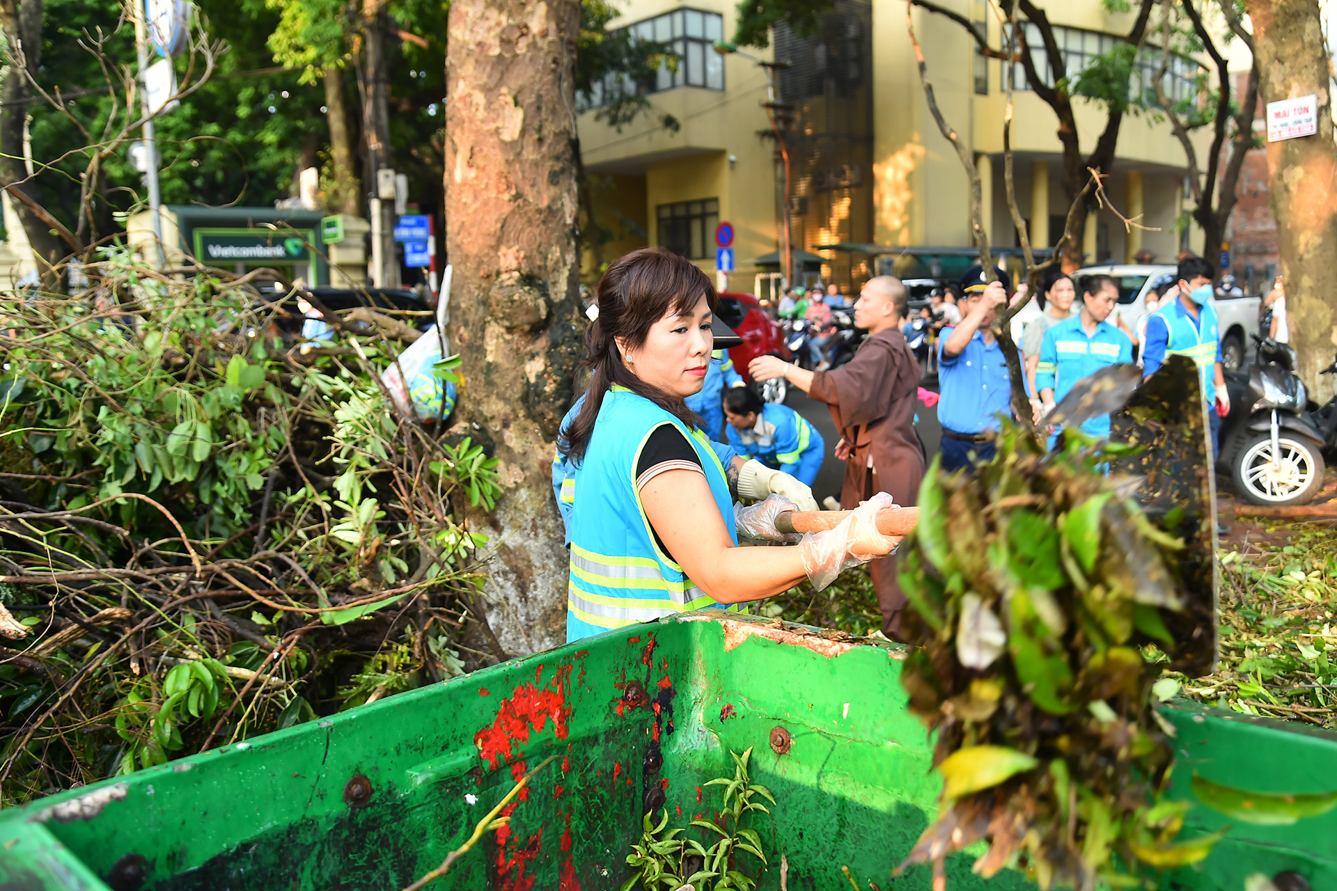 Cũng trong ngày hôm nay, người dân tại các khu vực trên địa bàn thành phố Hà Nội tham gia dọn dẹp vệ sinh môi trường, khắc phục hậu quả của bão số 3 trên khắp các tuyến phố, con đường.