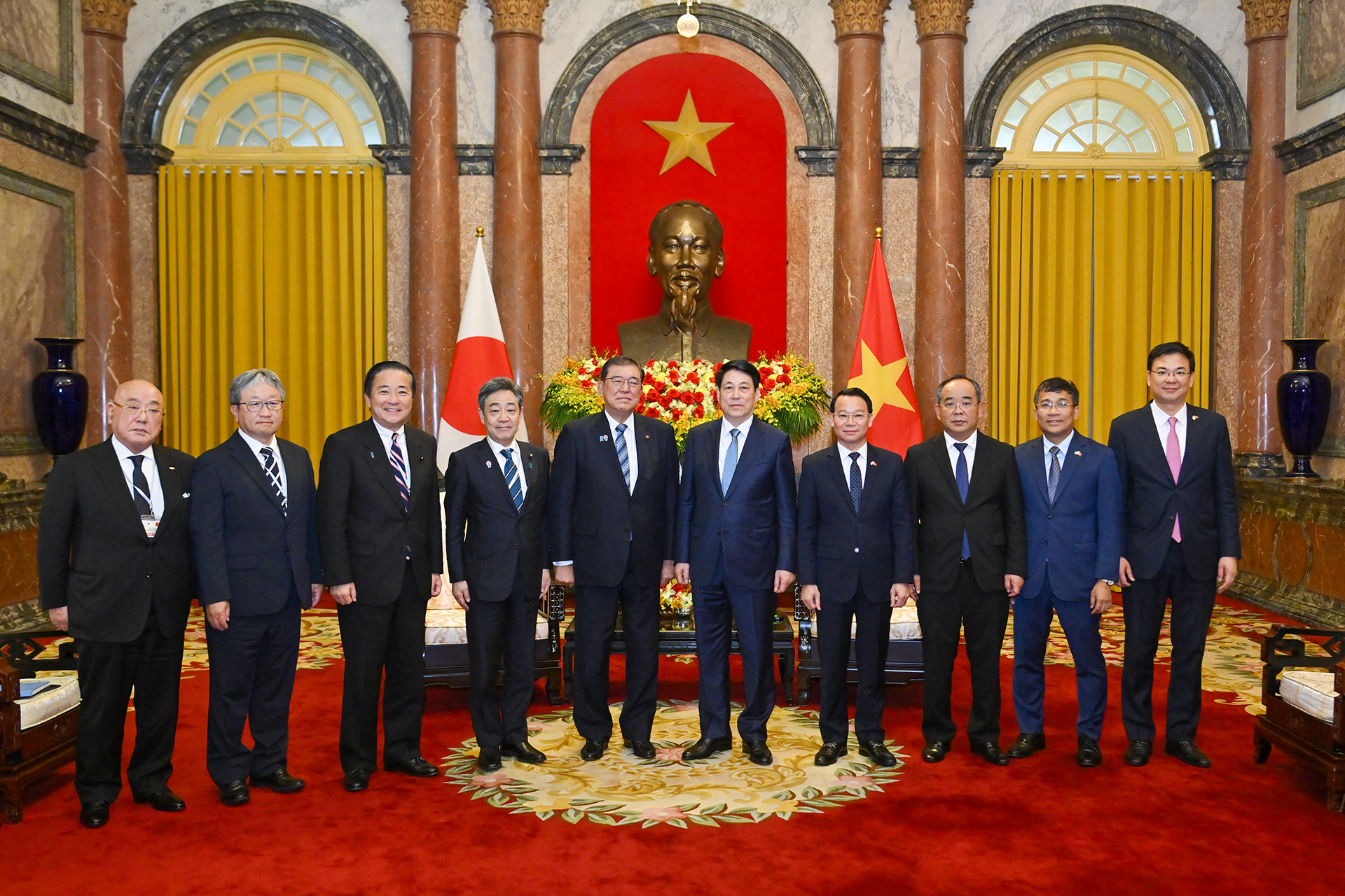 Chủ tịch nước Lương Cường và Thủ tướng Nhật Bản Ishiba Shigeru với các đại biểu tại buổi tiếp.