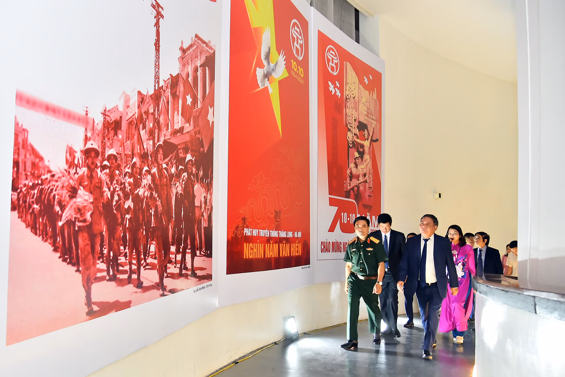 Những tấm pano, áp phích khổ lớn về Thủ đô Hà Nội được trưng bày dọc khắp không gian của Bảo tàng Hà Nội.