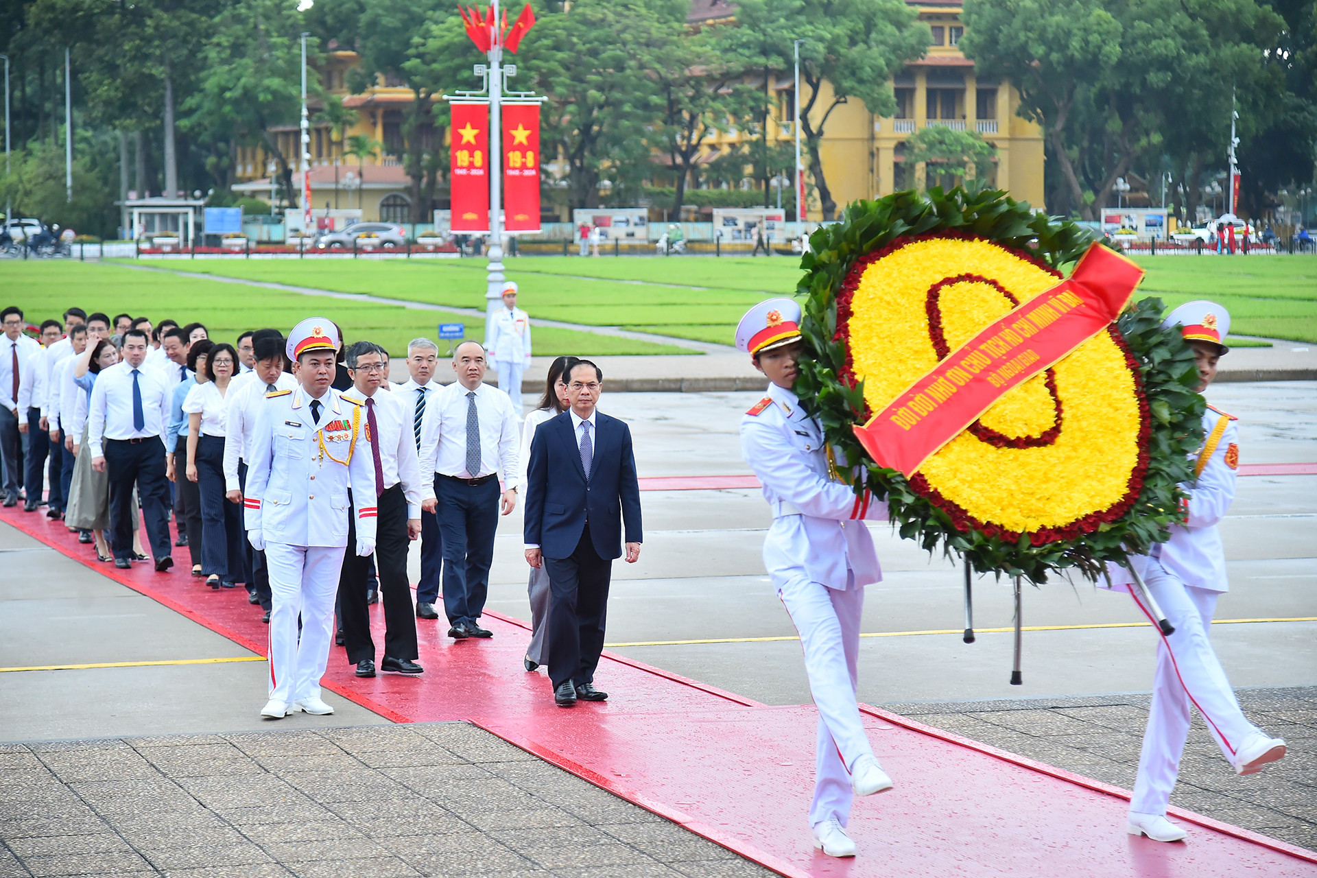 Đoàn đại biểu Bộ Ngoại giao vào Lăng viếng Chủ tịch Hồ Chí Minh.