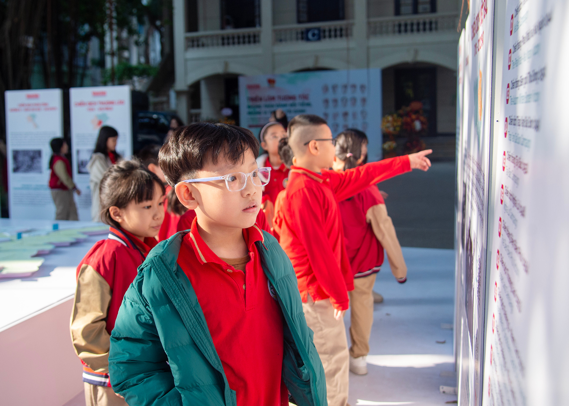 Các em học sinh lớp 3B tìm hiểu về các chiến dịch, các cuộc tiến công trong lịch sử của Quân đội nhân dân Việt Nam. Các em học sinh lớp 3B tìm hiểu về các chiến dịch, các cuộc tiến công trong lịch sử của Quân đội nhân dân Việt Nam.