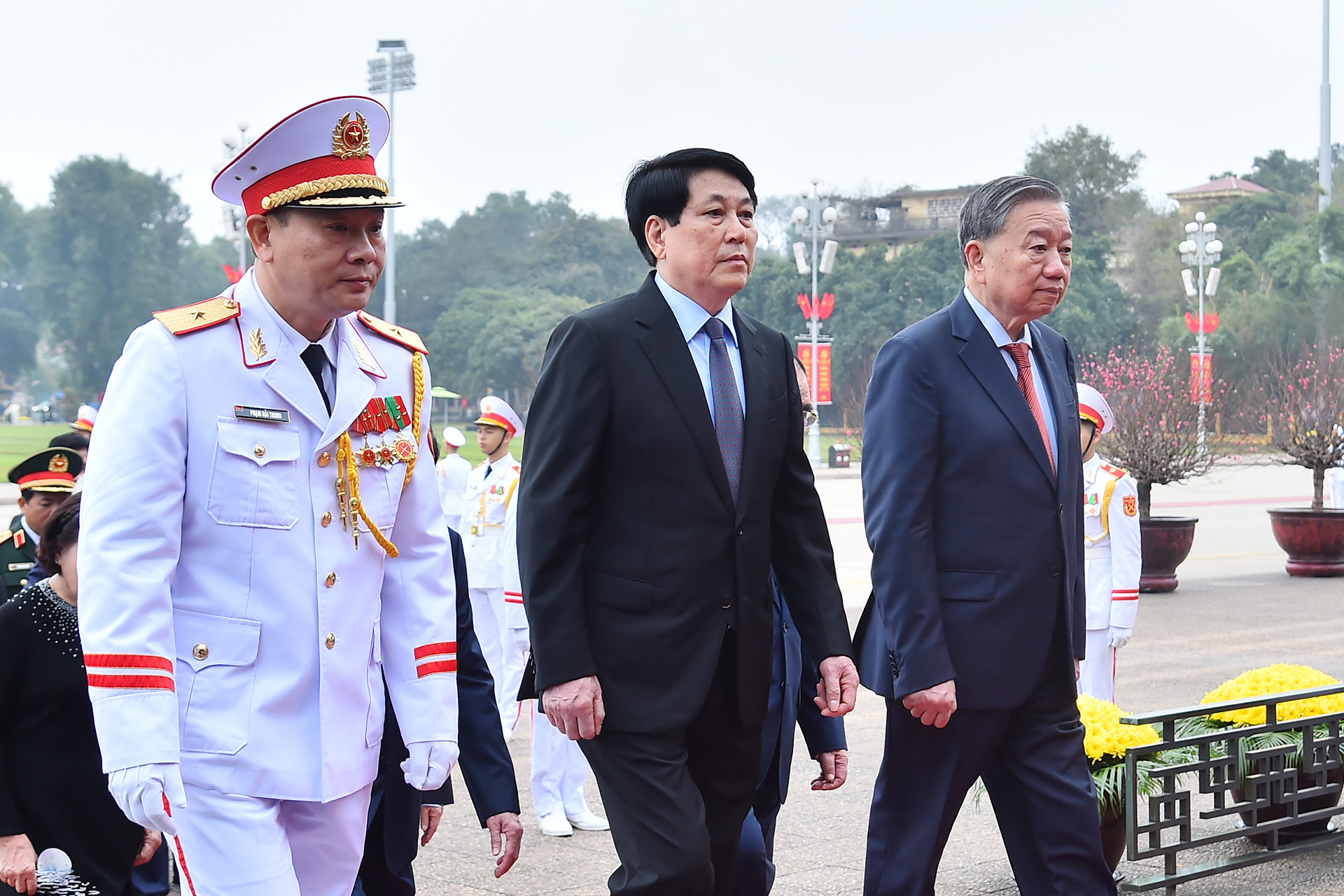 Tổng Bí thư Tô Lâm, Chủ tịch nước Lương Cường dẫn đầu đoàn đại biểu cấp cao vào Lăng viếng Chủ tịch Hồ Chí Minh.