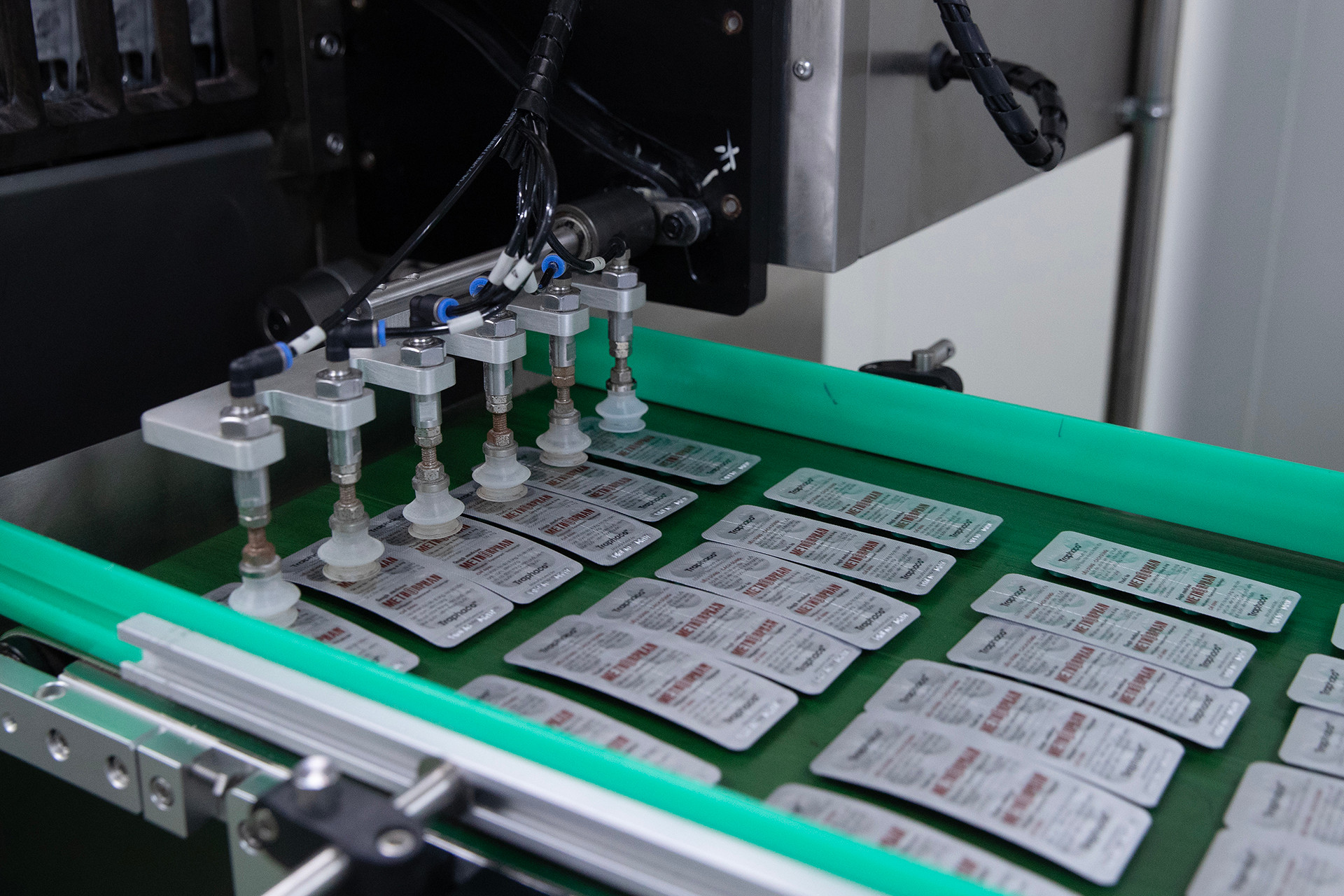 Trong năm 2024, Traphaco tiếp tục định hướng, đầu tư sâu rộng hơn cho nhóm sản phẩm tân dược, liên tục cải tiến sản phẩm để cung cấp giải pháp cho nhu cầu khách hàng; tăng cường các hoạt động tại điểm bán, thay đổi cách tiếp cận hướng tới khách hàng mục tiêu để nâng trạng thái từ mua hàng bán thử/dùng thử sang trạng thái mua hàng lại và trung thành.