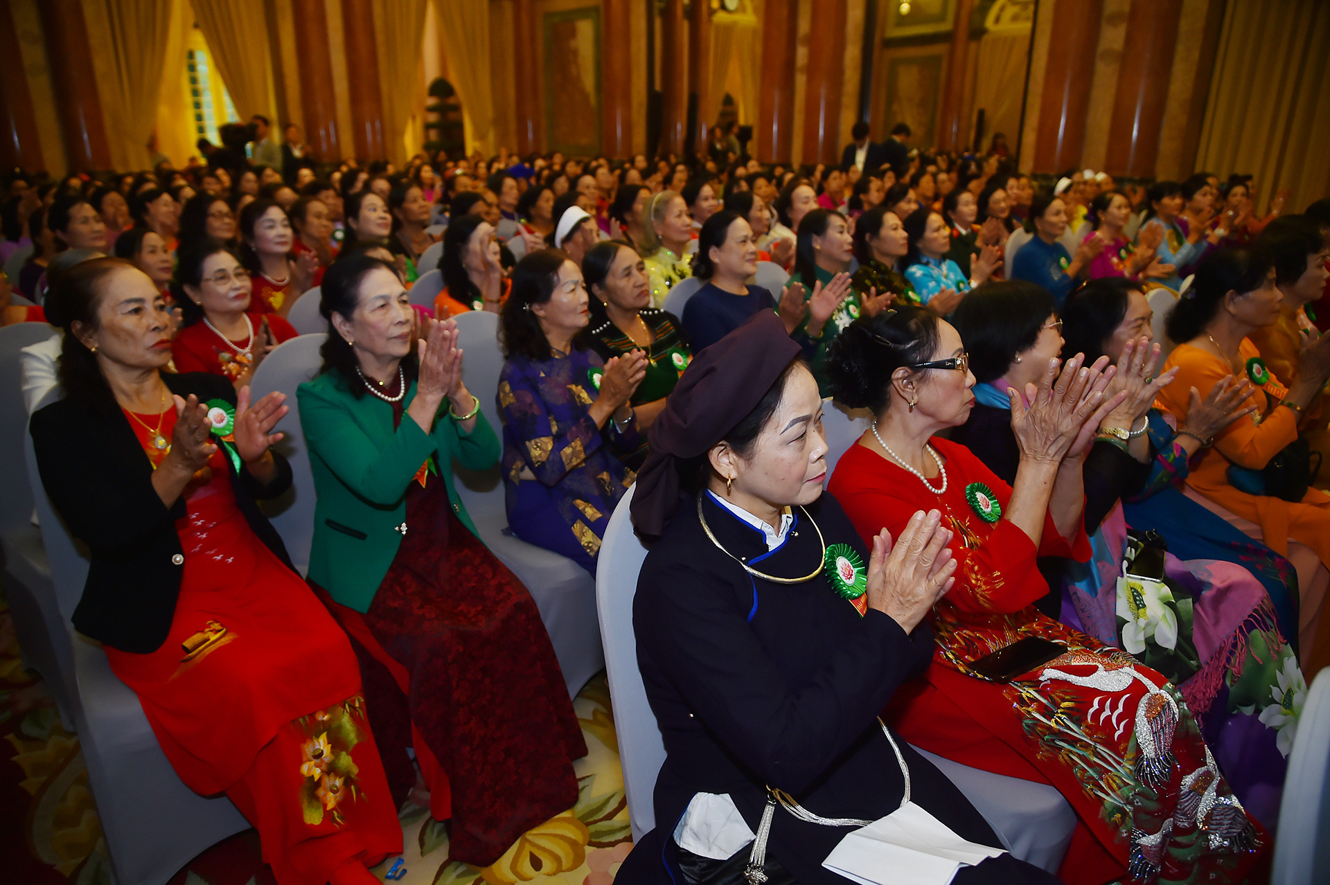 Các đại biểu phụ nữ cao tuổi tiêu biểu toàn quốc tham buổi gặp mặt.