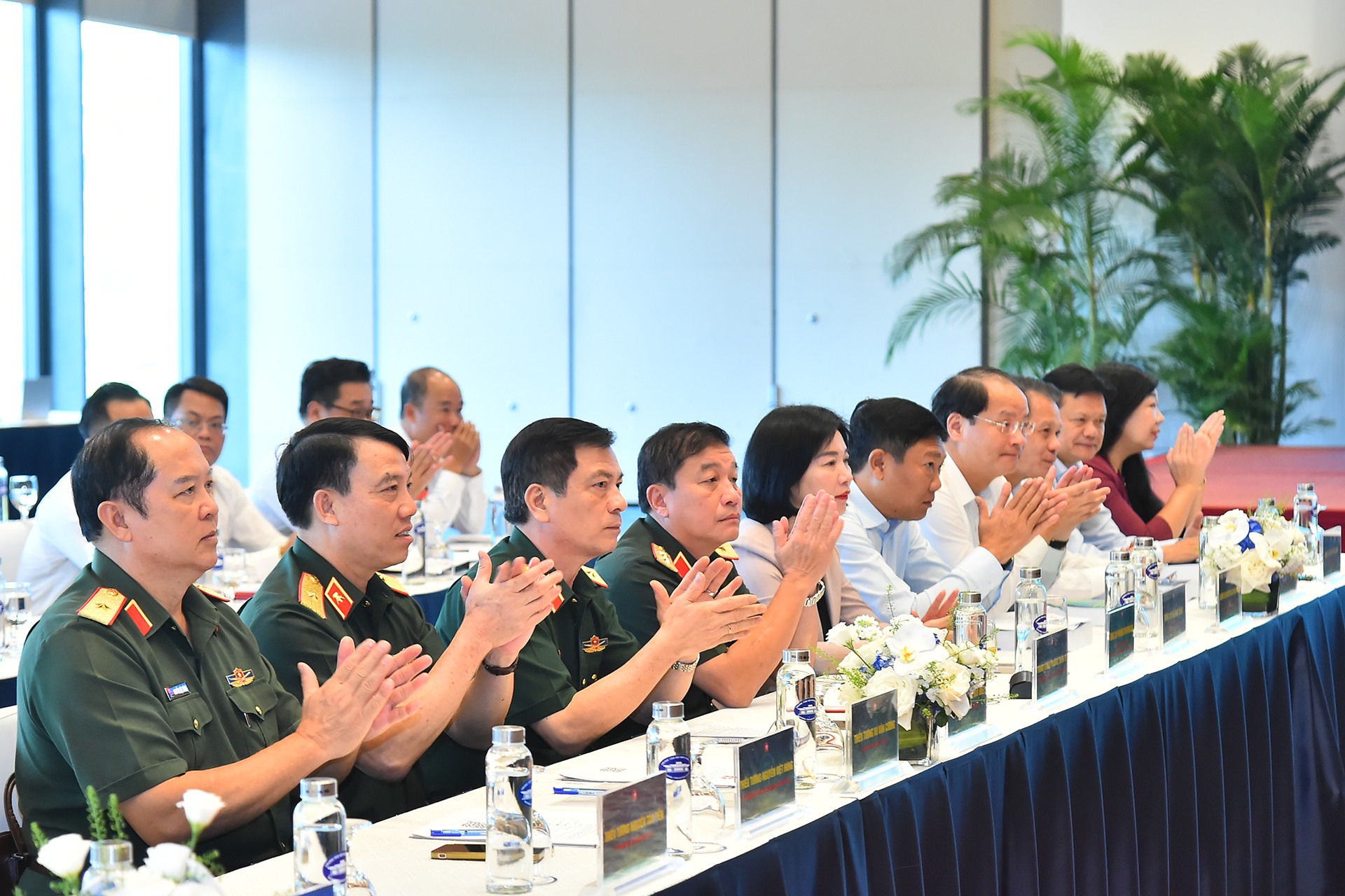 Các đại biểu tham dự Hội thảo khoa học quốc gia “Tầm nhìn mới, cơ hội mới xây dựng Thủ đô Hà Nội văn hiến-văn minh-hiện đại, thành phố kết nối toàn cầu”.