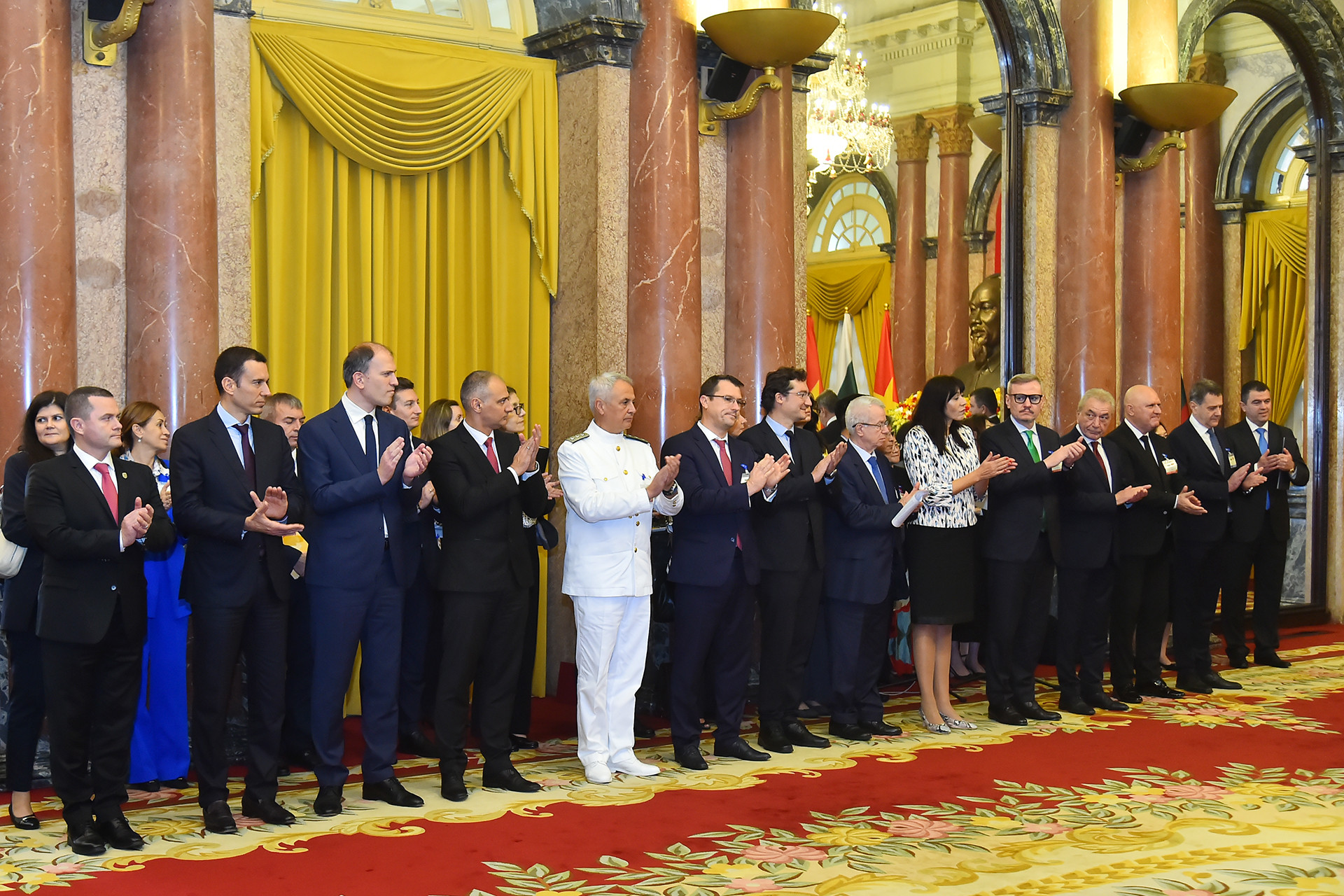 Các đại biểu tháp tùng Tổng thống Bulgaria Rumen Radev tại lễ trao văn kiện hợp tác giữa hai nước.