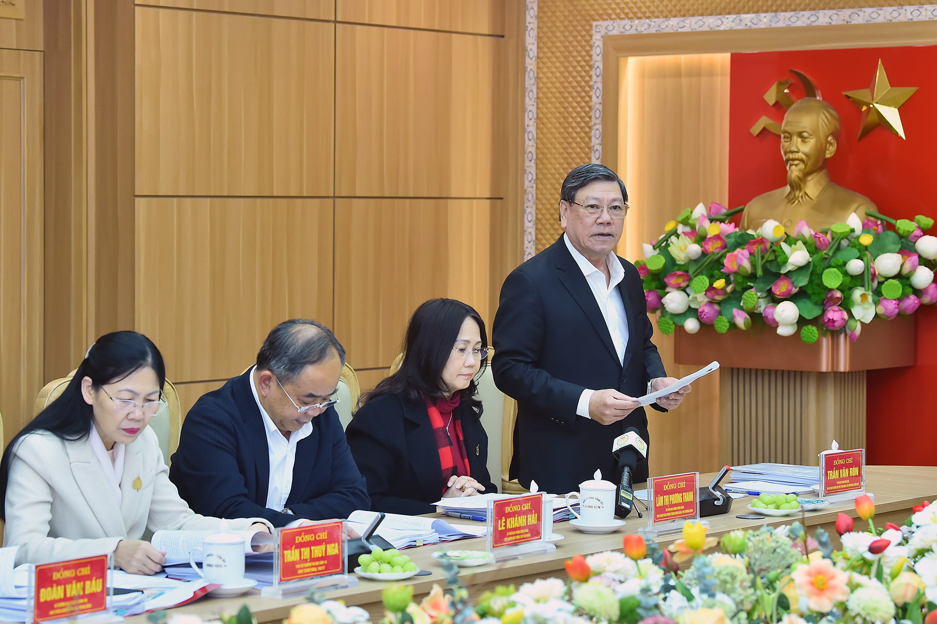 Đồng chí Trần Văn Rón, Ủy viên Trung ương Đảng, Phó Chủ nhiệm Thường trực Ủy ban Kiểm tra Trung ương, Phó Trưởng đoàn Thường trực Đoàn Kiểm tra số 1907 công bố quyết định.