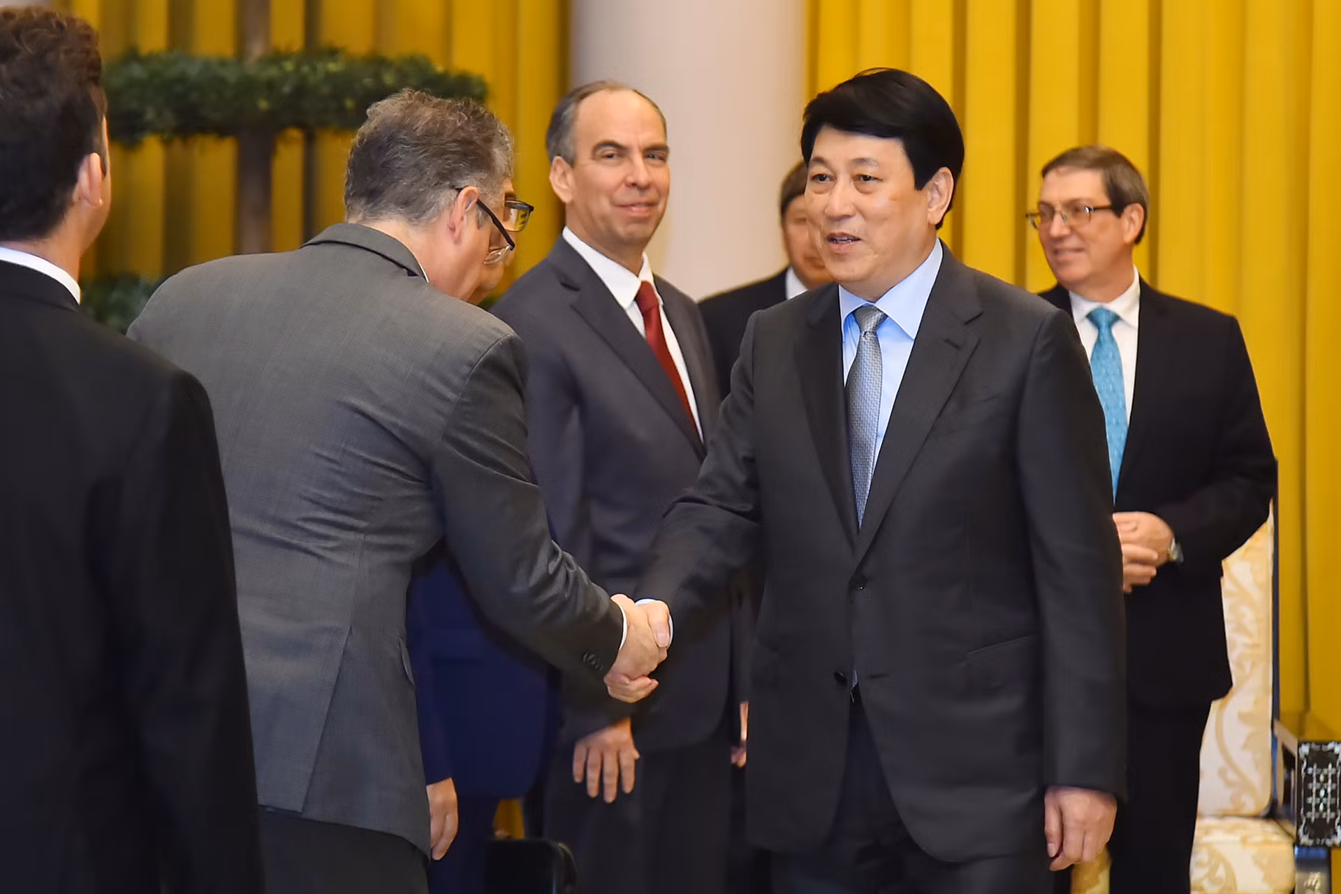 Chủ tịch nước Lương Cường với các thành viên tháp tùng Bộ trưởng Ngoại giao Cuba Bruno Rodríguez Parrilla.