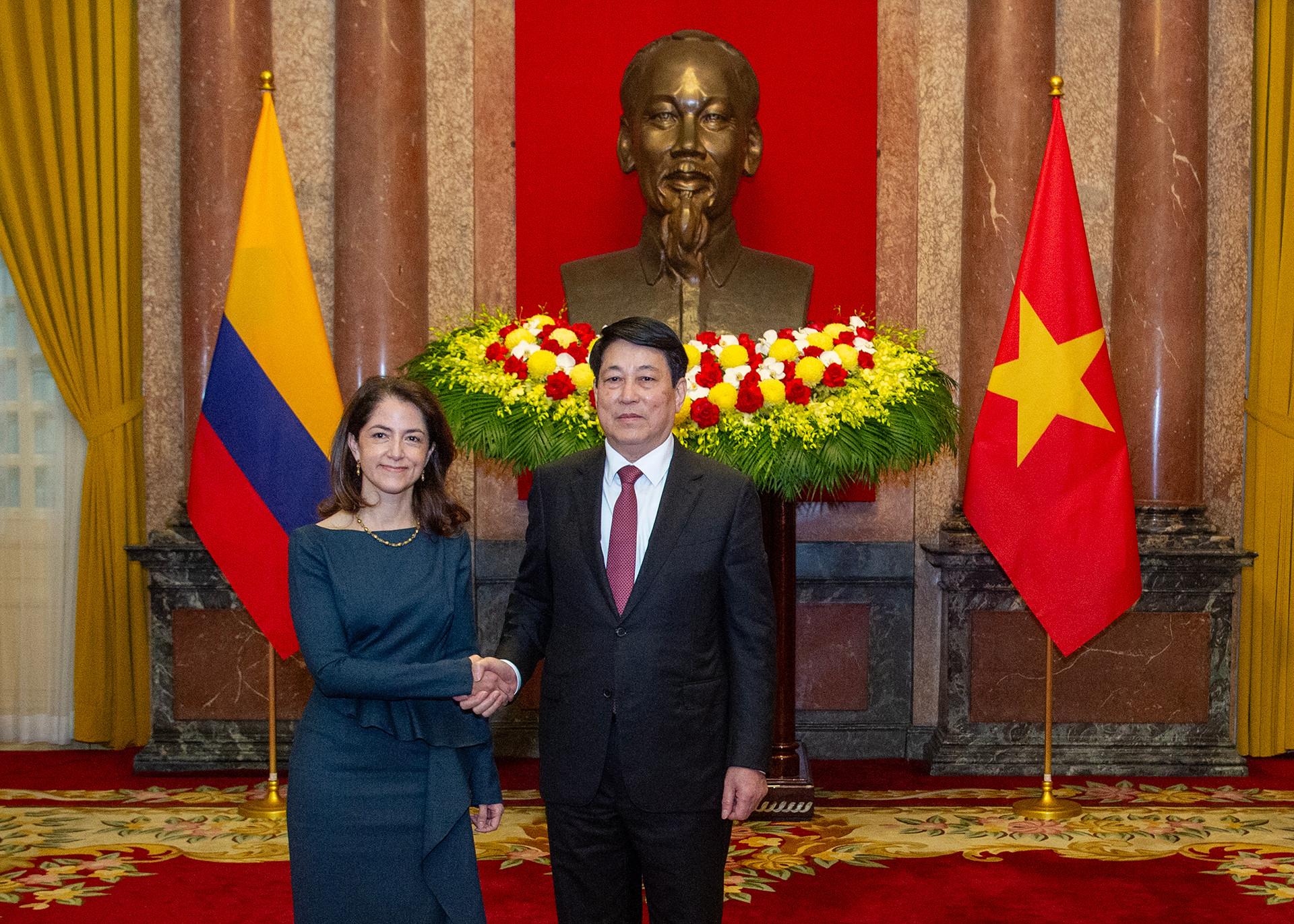 Chủ tịch nước Lương Cường và Đại sứ Cộng hòa Colombia Camila Maria Polo Florez tại buổi lễ trình Quốc thư. Chủ tịch nước Lương Cường và Đại sứ Cộng hòa Colombia Camila Maria Polo Florez tại buổi lễ trình Quốc thư.