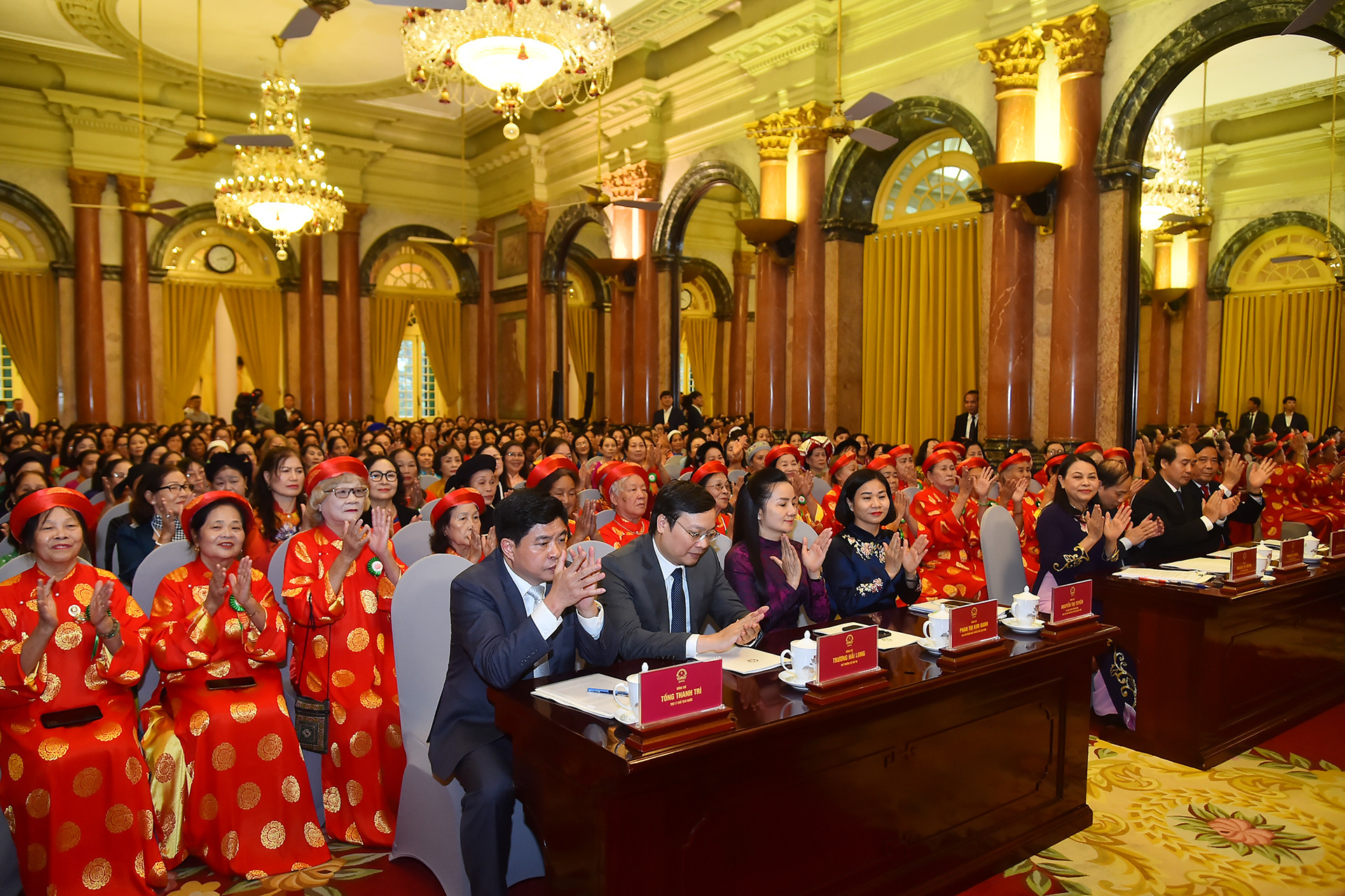 Buổi gặp mặt có sự tham gia của hơn 200 đại biểu phụ nữ cao tuổi tiêu biểu đại diện cho hơn 9 triệu phụ nữ cao tuổi toàn quốc trong phong trào xây dựng gia đình văn hóa, ấm no, hạnh phúc.