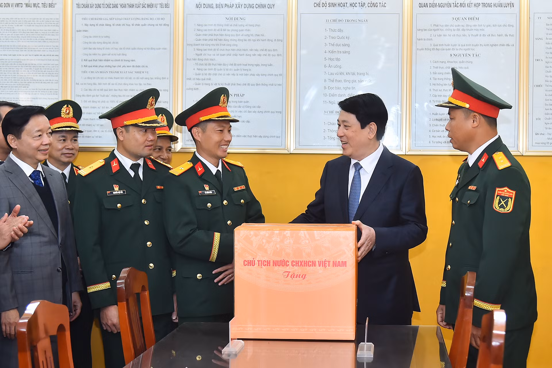 Chủ tịch nước Lương Cường trao quà, tặng Lữ đoàn 241, Quân đoàn 12.