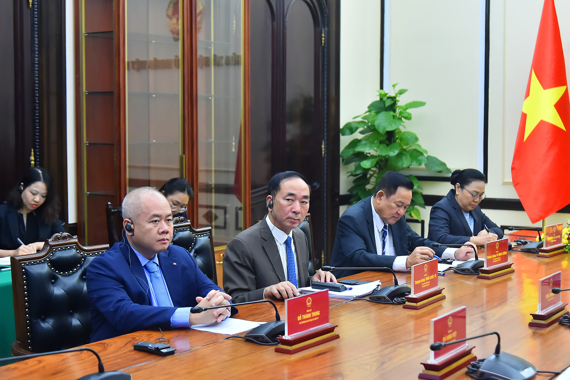 Đại sứ đặc mệnh toàn quyền nước Cộng hòa Dân chủ Nhân dân Lào tại Việt Nam Khamphao Ernthavanh và các đại biểu Việt Nam tại cuộc hội đàm trực tuyến.