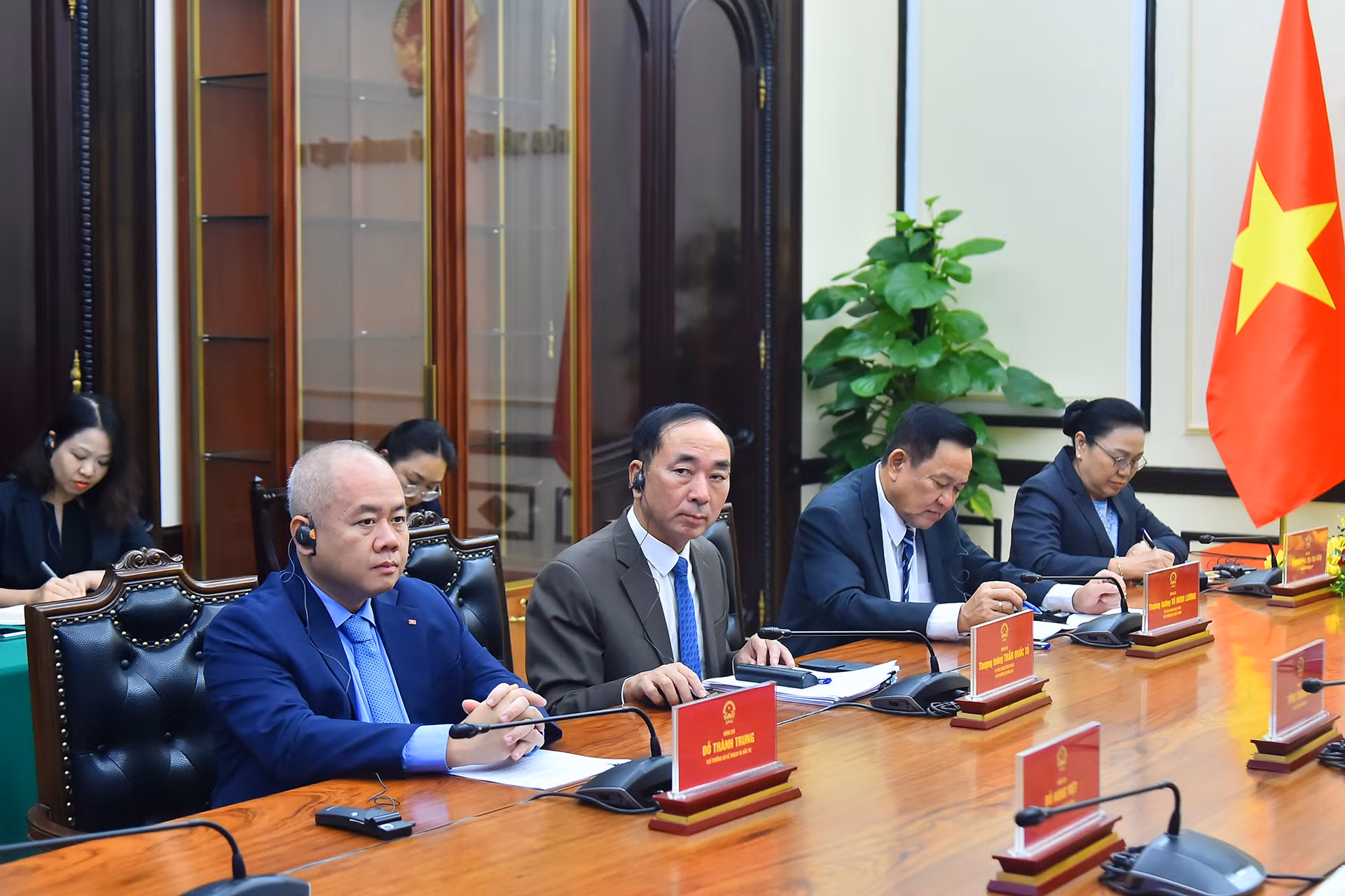Đại sứ đặc mệnh toàn quyền nước Cộng hòa Dân chủ Nhân dân Lào tại Việt Nam Khamphao Ernthavanh và các đại biểu Việt Nam tại cuộc hội đàm trực tuyến.