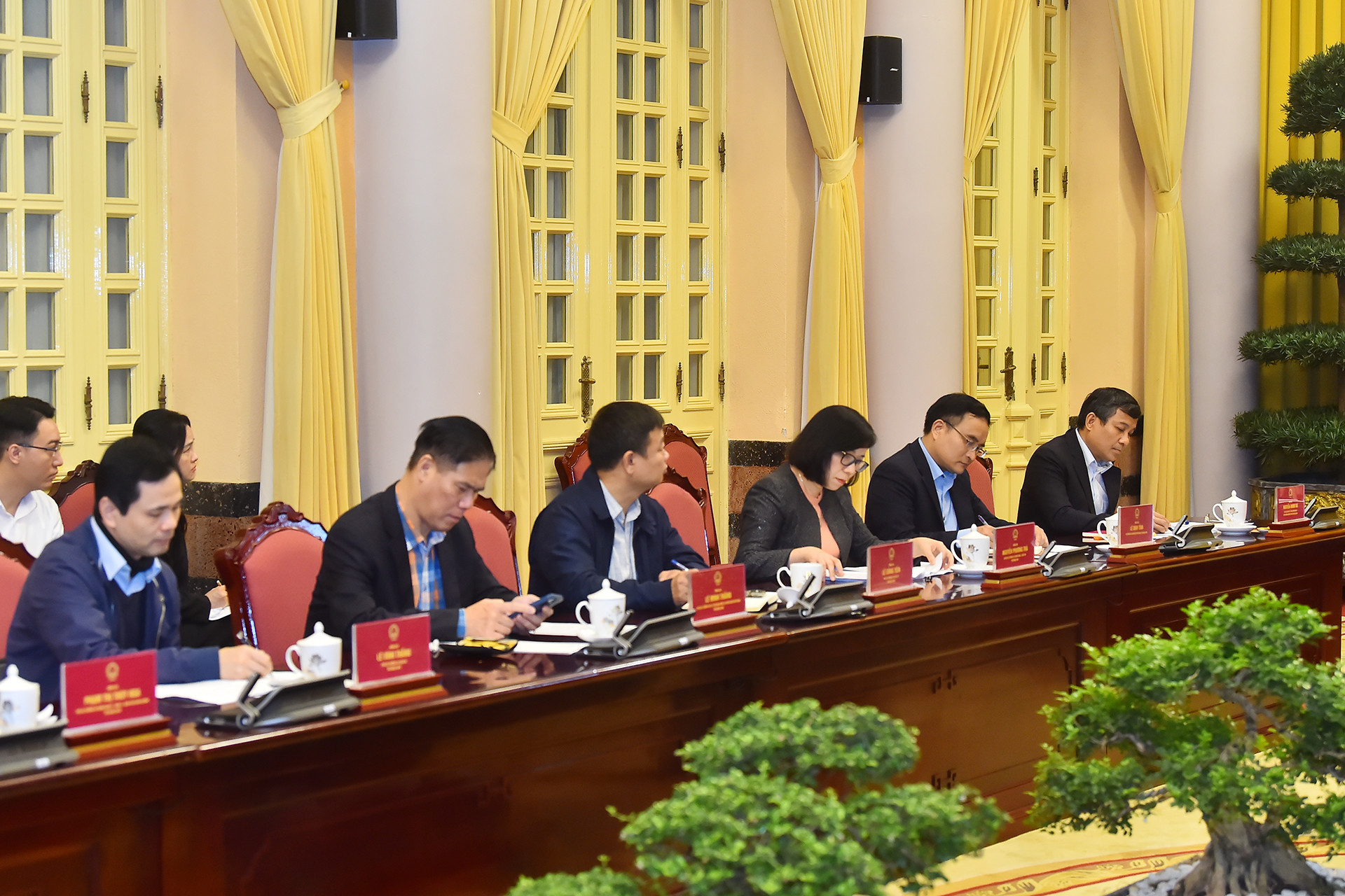 Thứ trưởng Thường trực Bộ Ngoại giao Nguyễn Minh Vũ cùng các đồng chí lãnh đạo các đơn vị Bộ Ngoại giao tại buổi làm việc.