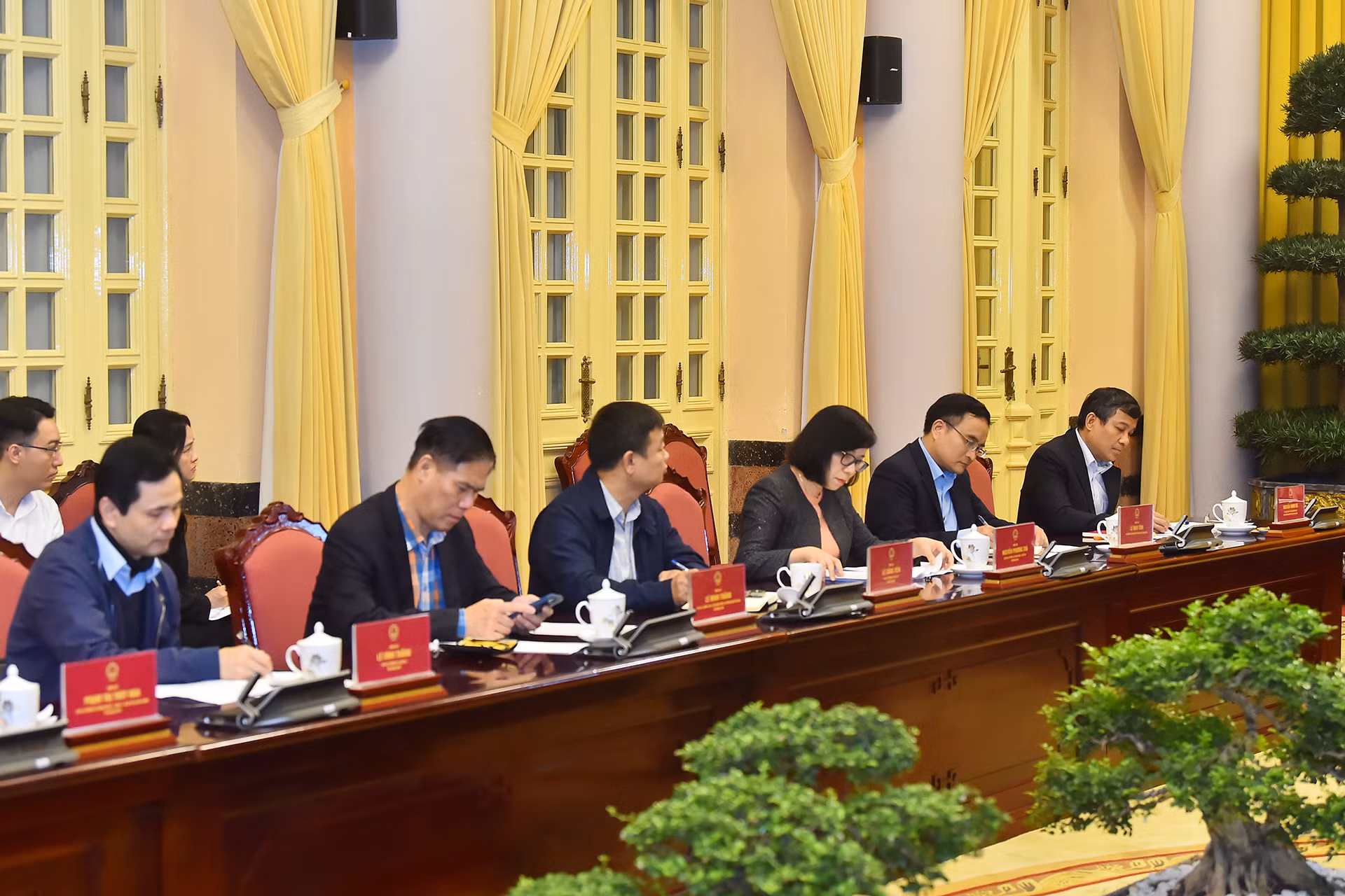 Thứ trưởng Thường trực Bộ Ngoại giao Nguyễn Minh Vũ cùng các đồng chí lãnh đạo các đơn vị Bộ Ngoại giao tại buổi làm việc.