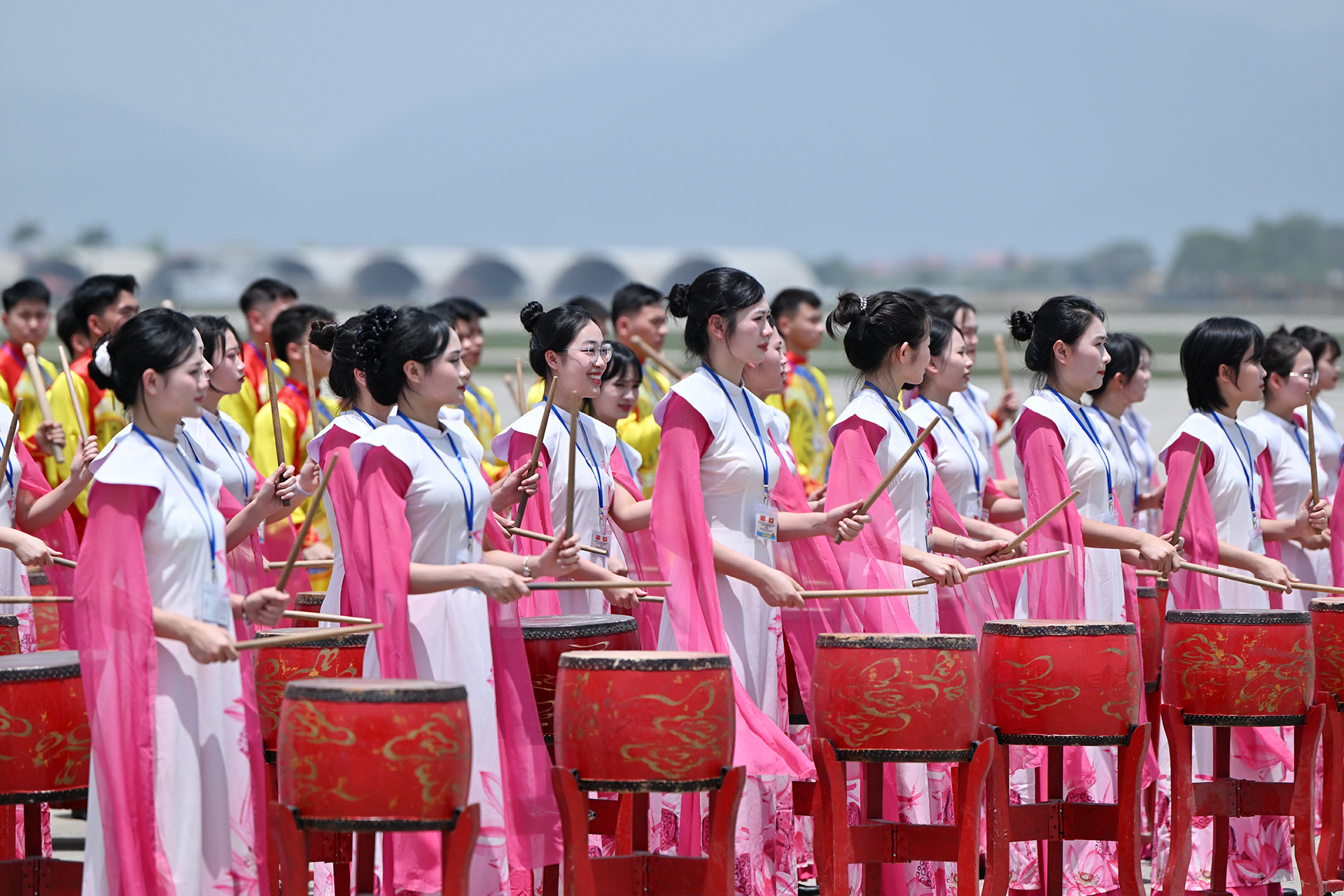 Tiếng trống hội rộn ràng chào đón Tổng Bí thư, Chủ tịch Trung Quốc Tập Cận Bình thăm cấp Nhà nước tới Việt Nam.