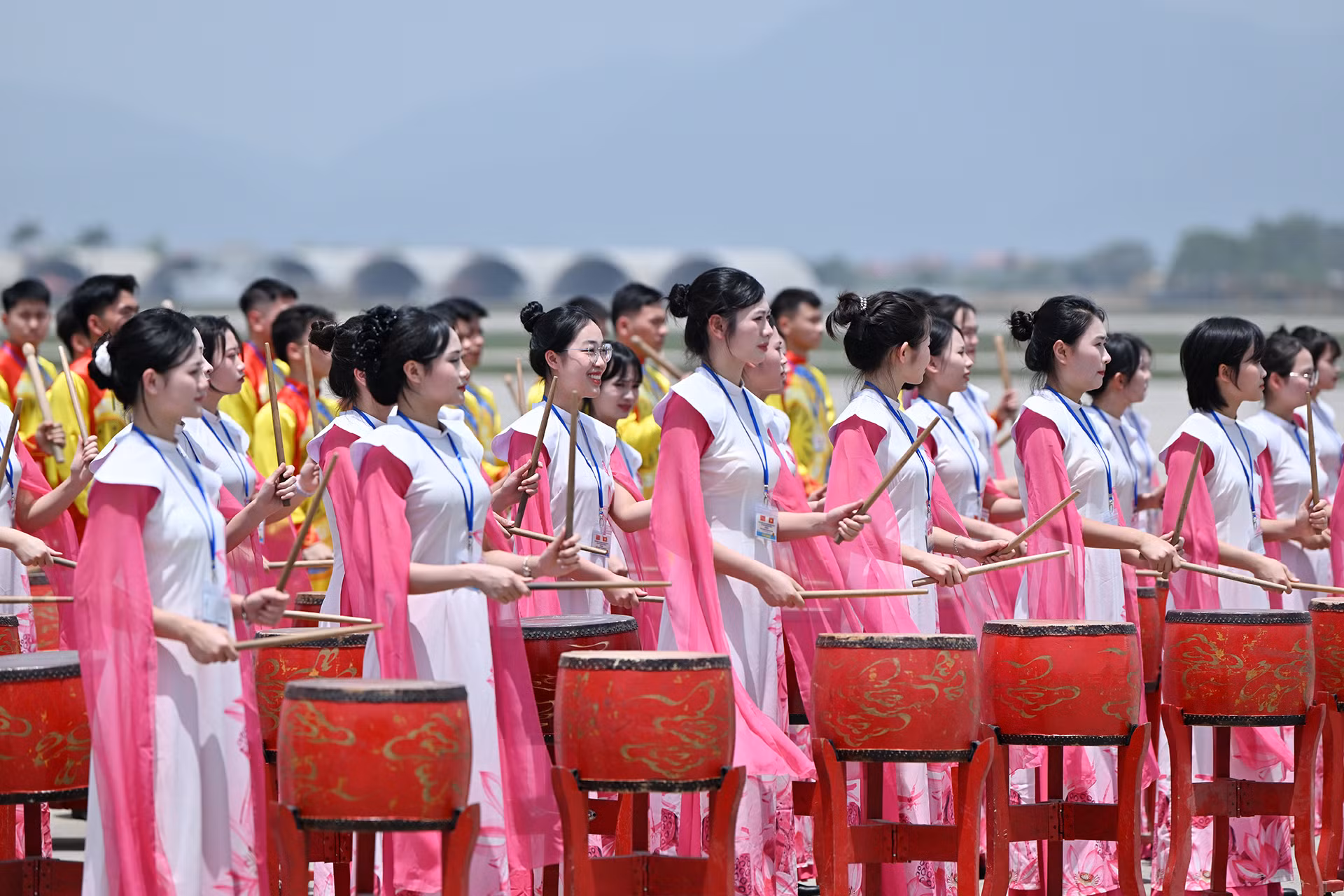 Tiếng trống hội rộn ràng chào đón Tổng Bí thư, Chủ tịch Trung Quốc Tập Cận Bình thăm cấp Nhà nước tới Việt Nam.