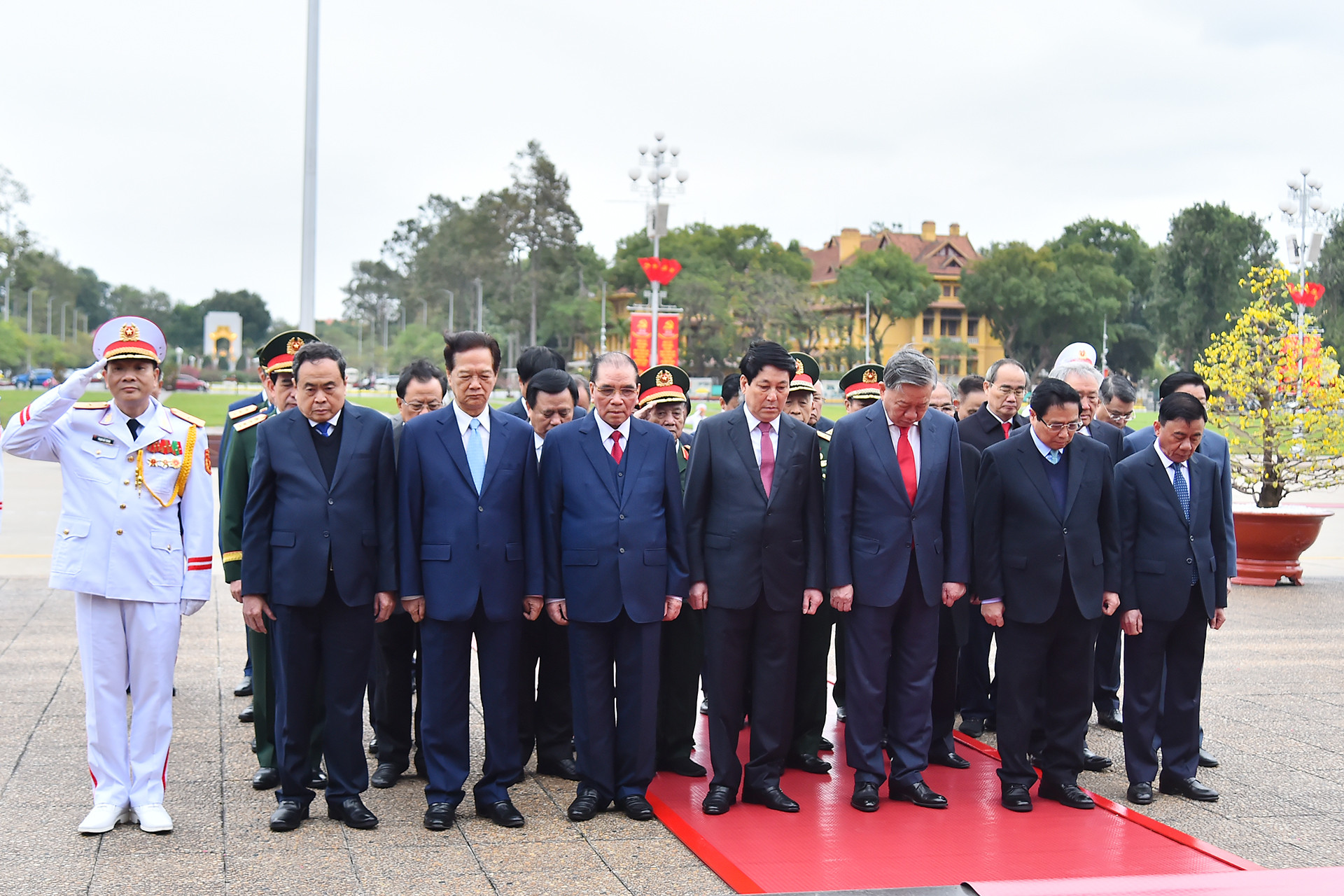 Các đồng chí lãnh đạo, nguyên lãnh đạo Đảng, Nhà nước thành kính tưởng nhớ Chủ tịch Hồ Chí Minh.