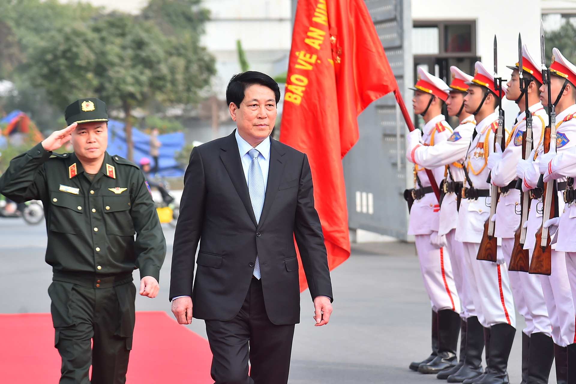 Chủ tịch nước Lương Cường duyệt Đội Danh dự tại buổi lễ.