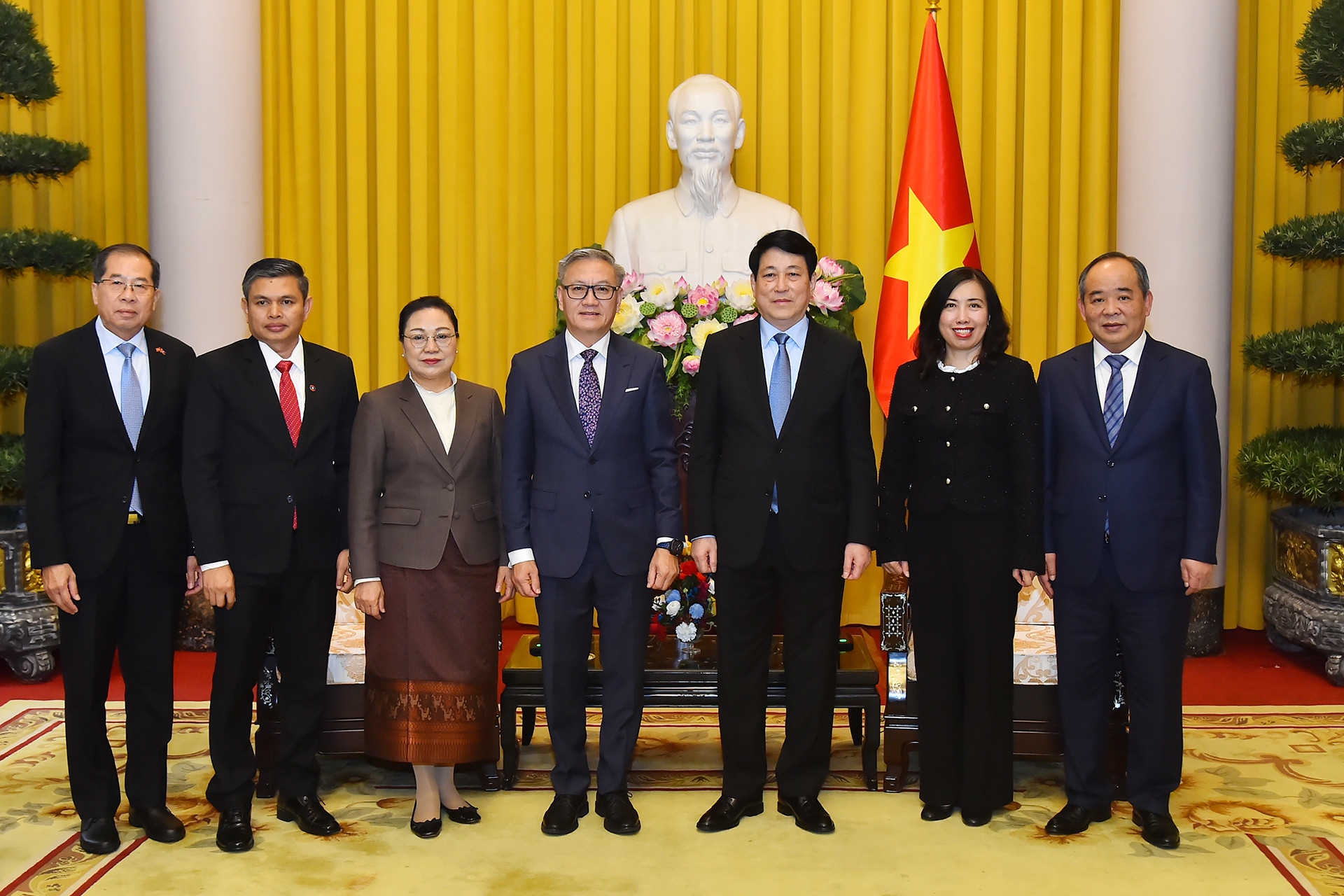 Chủ tịch nước Lương Cường, Bộ trưởng Ngoại giao Lào Thongsavanh Phomvihane cùng các đại biểu tại buổi tiếp.