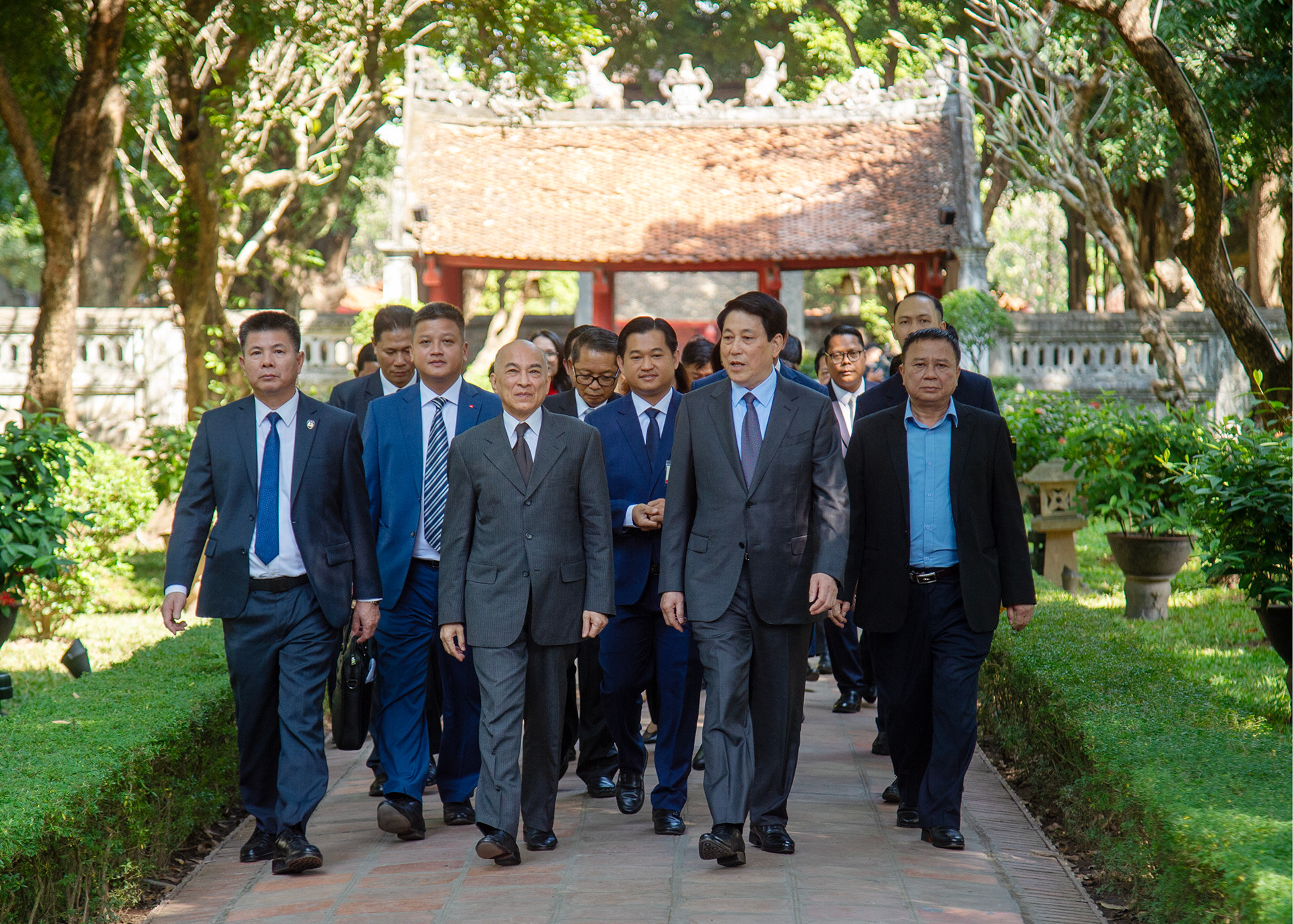 Chủ tịch nước Lương Cường tiễn Quốc vương Campuchia Norodom Sihamoni sau buổi thưởng trà tại Di tích Quốc gia đặc biệt Văn Miếu-Quốc Tử Giám. Chủ tịch nước Lương Cường tiễn Quốc vương Campuchia Norodom Sihamoni sau buổi thưởng trà tại Di tích Quốc gia đặc biệt Văn Miếu-Quốc Tử Giám.