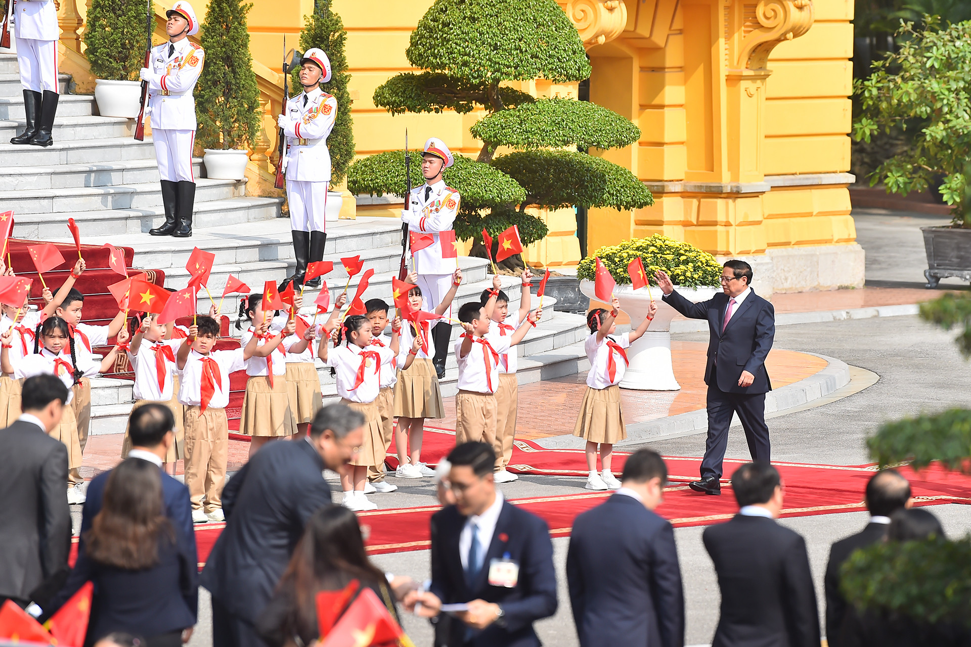 Thiếu nhi Thủ đô vẫy chào Thủ tướng Phạm Minh Chính.