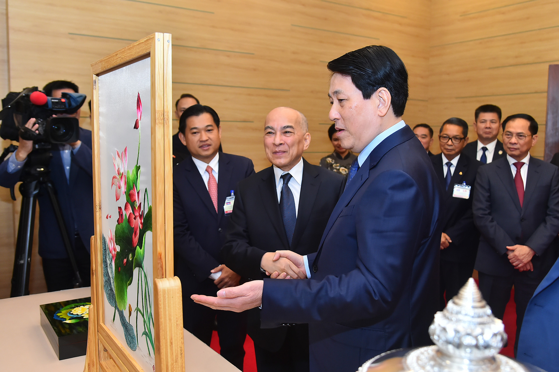 Chủ tịch nước Lương Cường và Quốc vương Campuchia Norodom Sihamoni trao tặng phẩm tại buổi chiêu đãi.