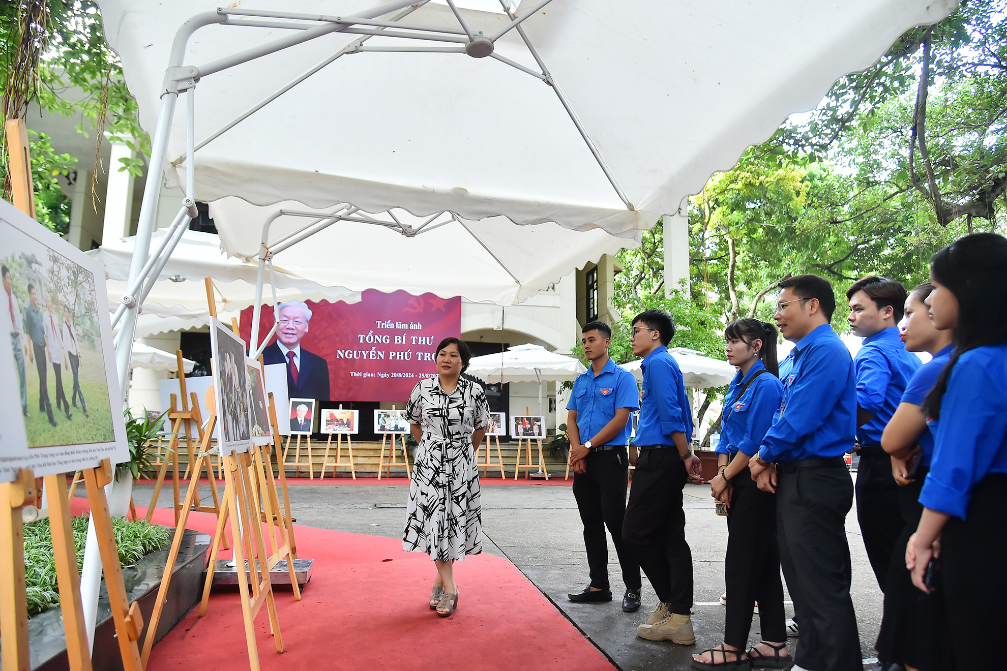 Triển lãm ảnh “Tổng Bí thư Nguyễn Phú Trọng” trưng bày 44 bức ảnh ấn tượng về cuộc đời, sự nghiệp của Tổng Bí thư qua các thời kỳ và lĩnh vực.