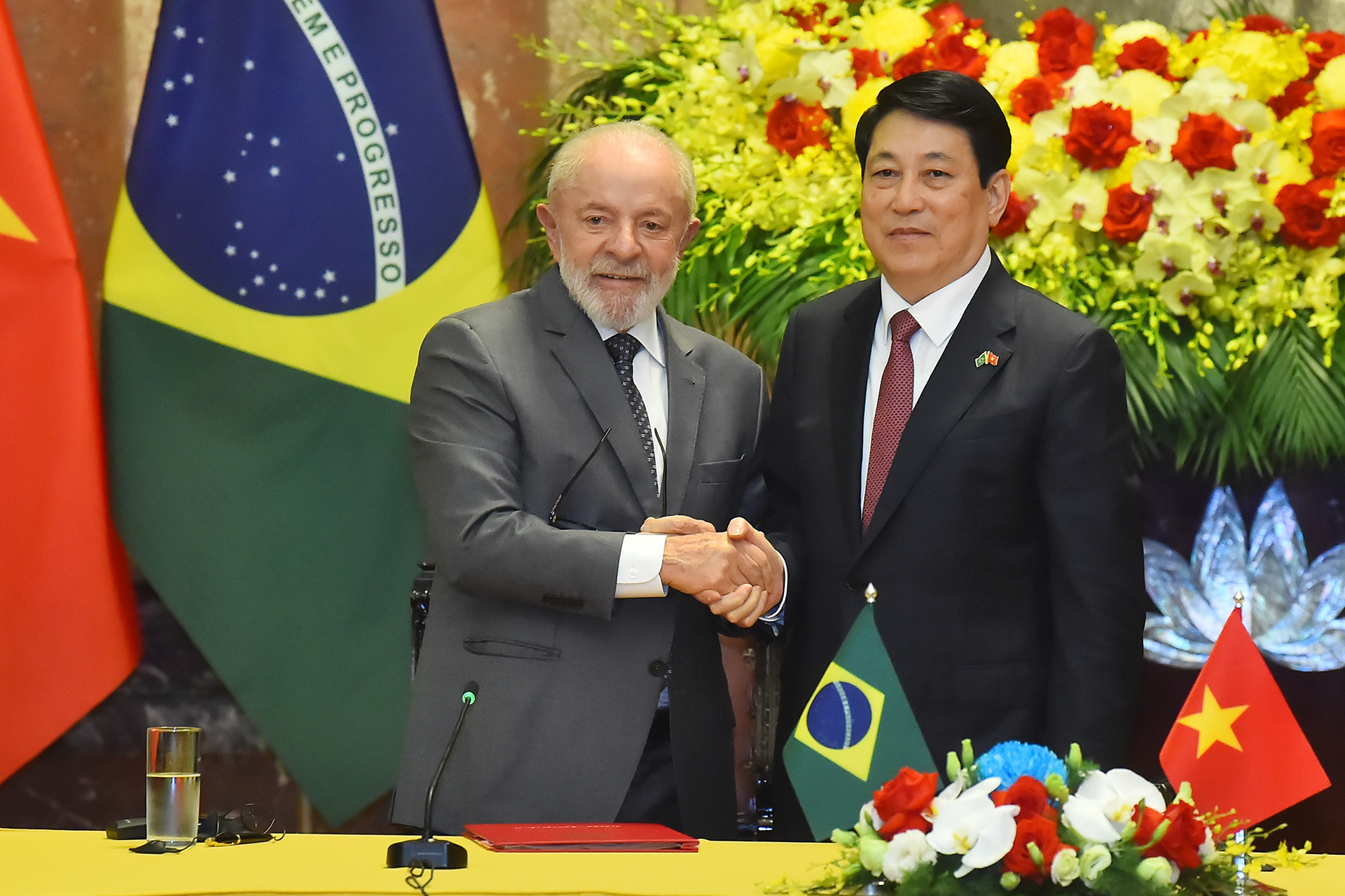 Tiếp sau đó, Chủ tịch nước Lương Cường và Tổng thống Brazil Luiz Inácio Lula da Silva cùng chủ trì buổi gặp gỡ báo chí.