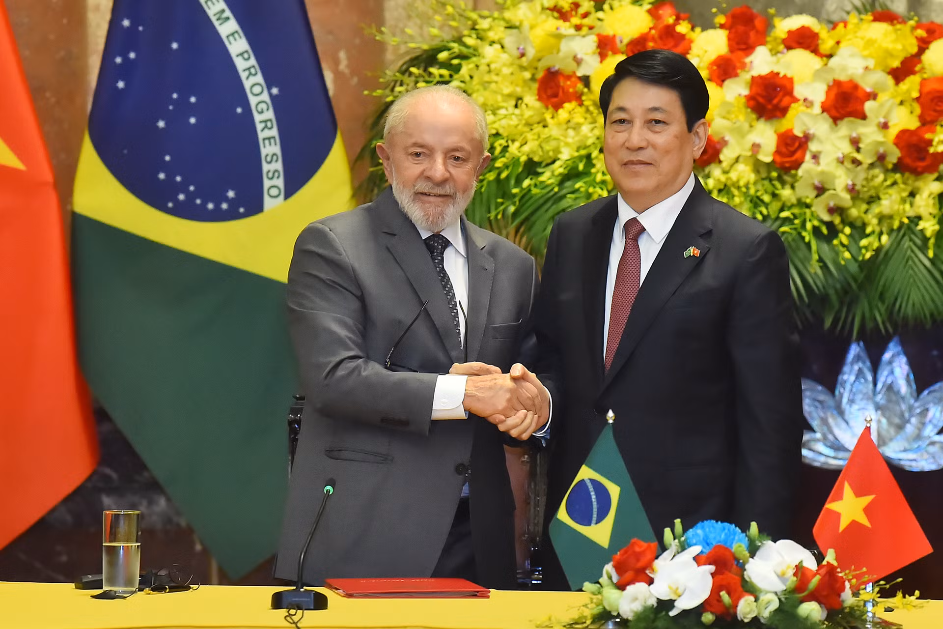 Tiếp sau đó, Chủ tịch nước Lương Cường và Tổng thống Brazil Luiz Inácio Lula da Silva cùng chủ trì buổi gặp gỡ báo chí.