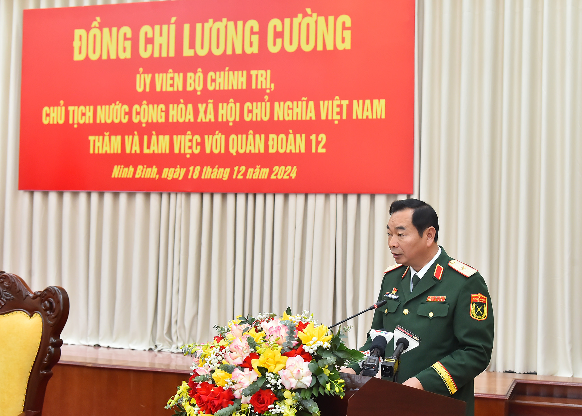 Thiếu tướng Trương Mạnh Dũng, Tư lệnh Quân đoàn 12 trình bày báo cáo.