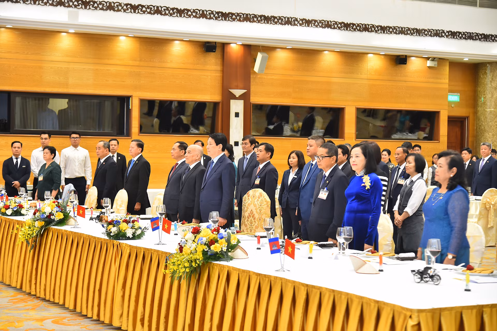 Chủ tịch nước Lương Cường và Quốc vương Campuchia Norodom Sihamoni cùng các đại biểu nghe quân nhạc cử Quốc thiều hai nước.