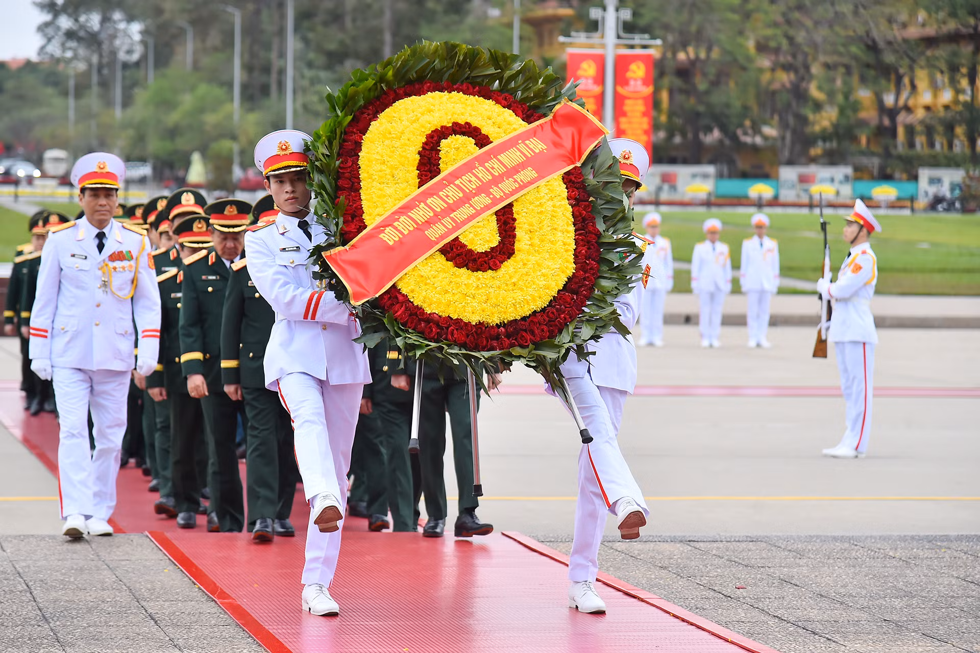 Đoàn đại biểu Quân ủy Trung ương-Bộ Quốc phòng vào Lăng viếng Chủ tịch Hồ Chí Minh.